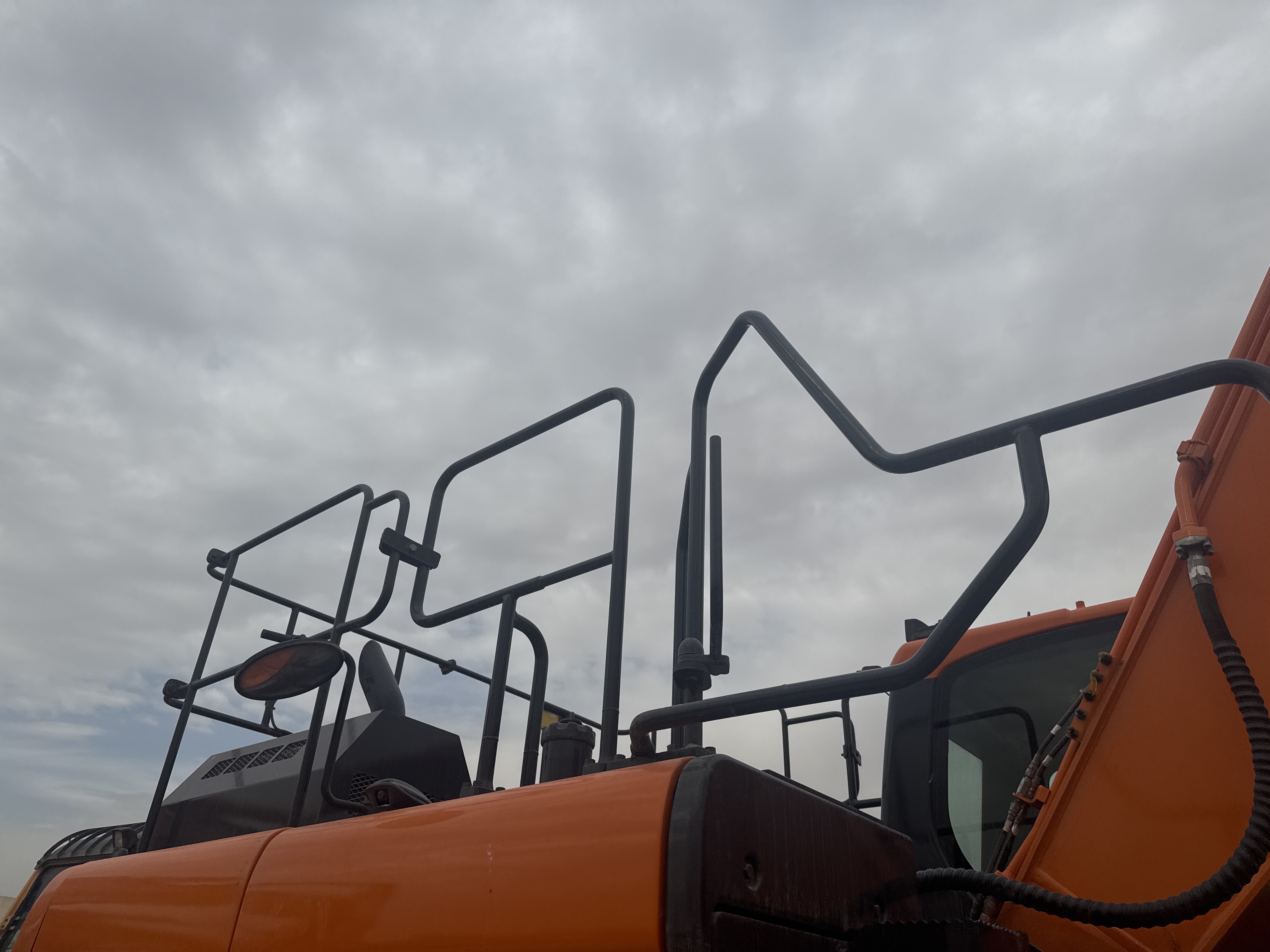 MDX-019-Doosan-DX225LC-5-Medium-excavators-inspection-Structure-Handrails-1