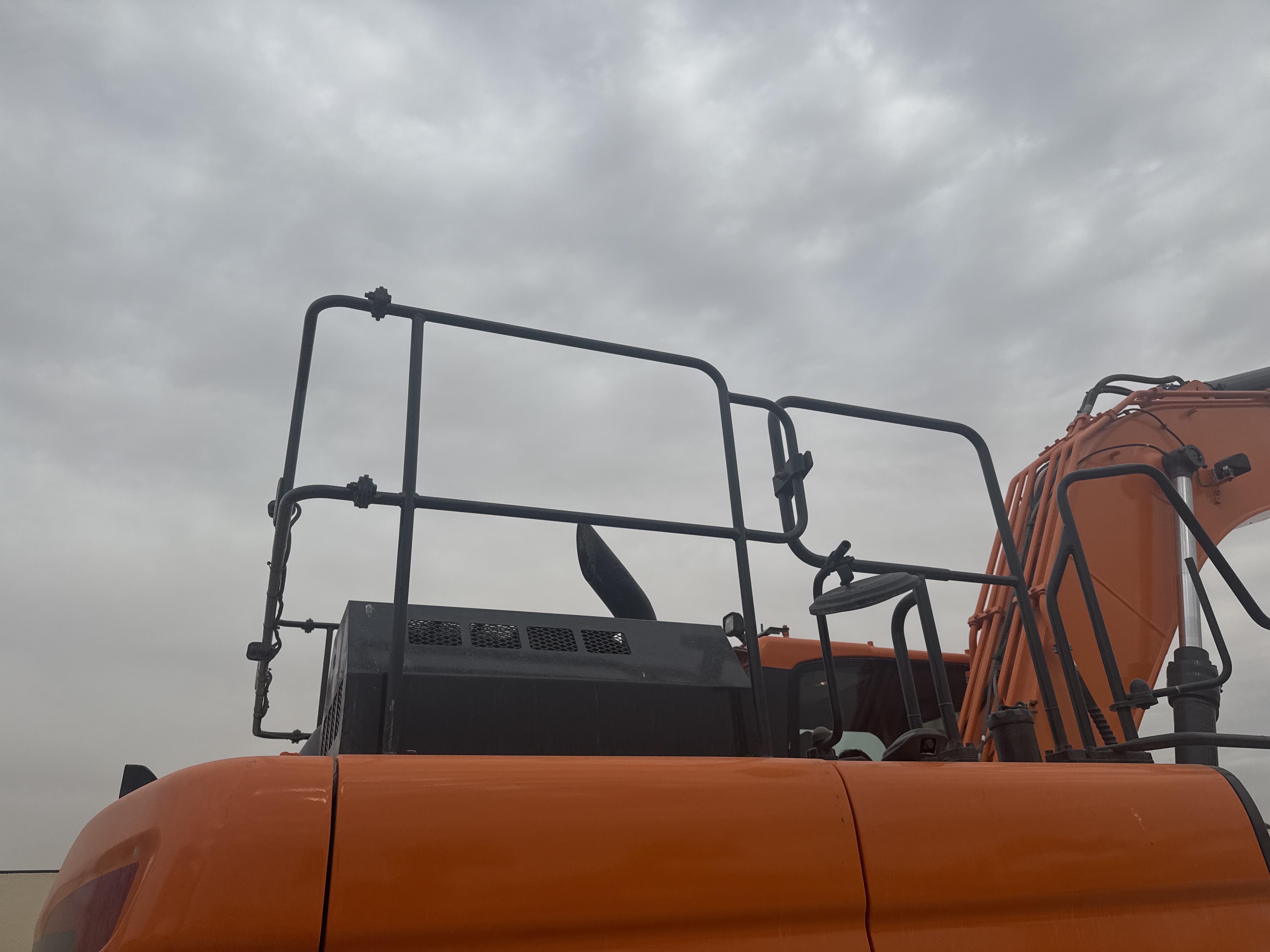 MDX-019-Doosan-DX225LC-5-Medium-excavators-inspection-Structure-Handrails-1