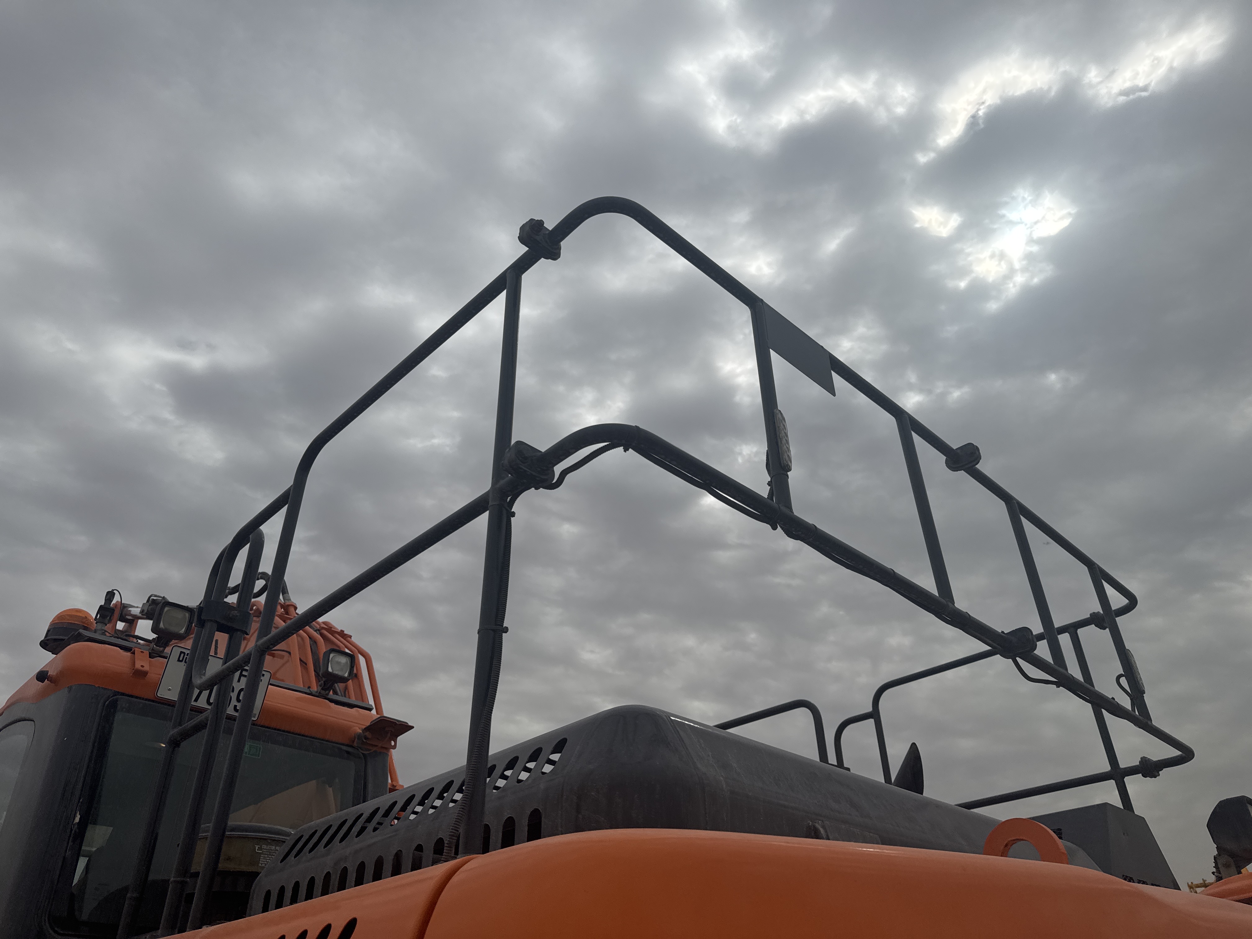 MDX-019-Doosan-DX225LC-5-Medium-excavators-inspection-Structure-Handrails-1