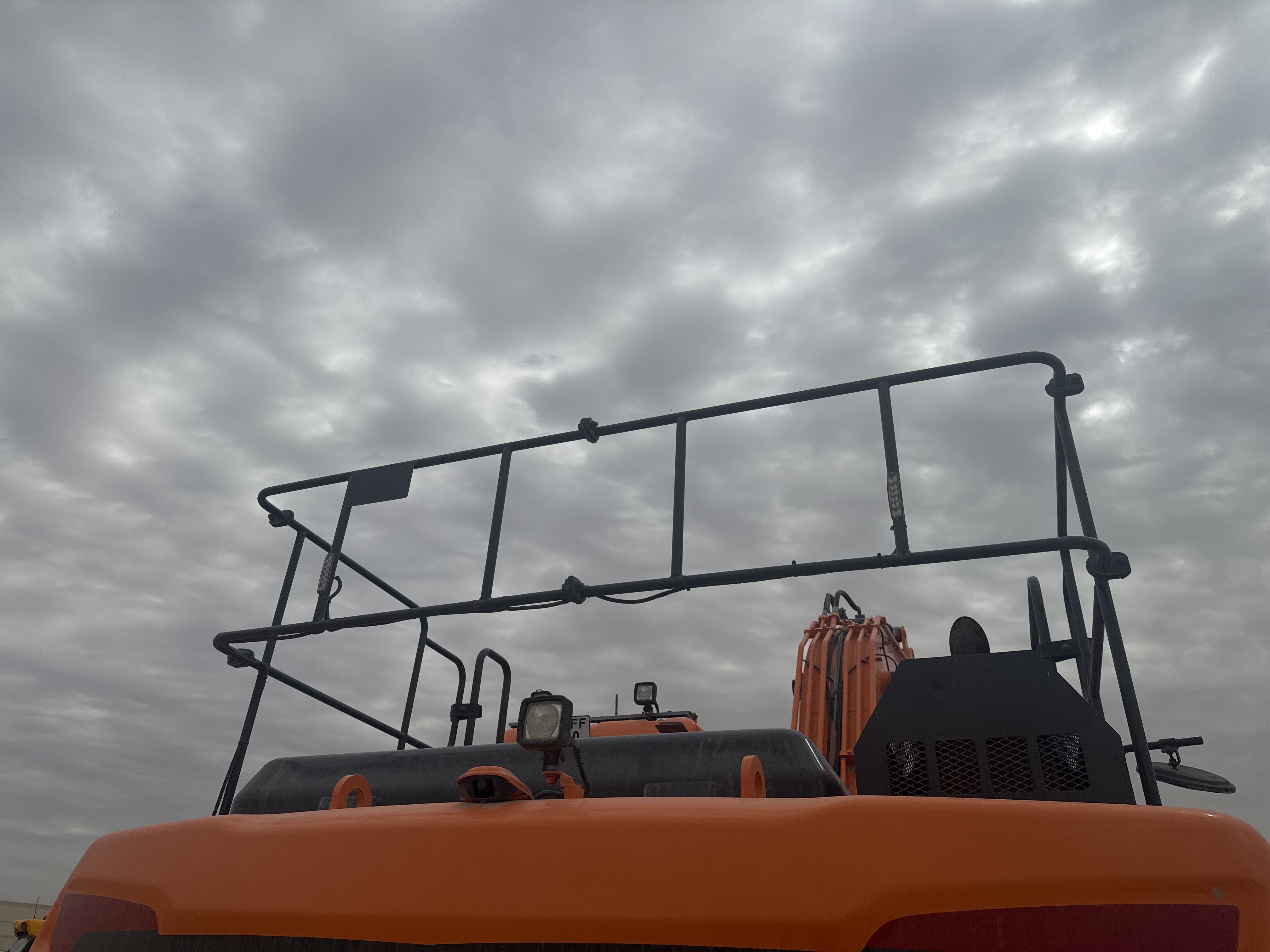 MDX-019-Doosan-DX225LC-5-Medium-excavators-inspection-Structure-Handrails-1
