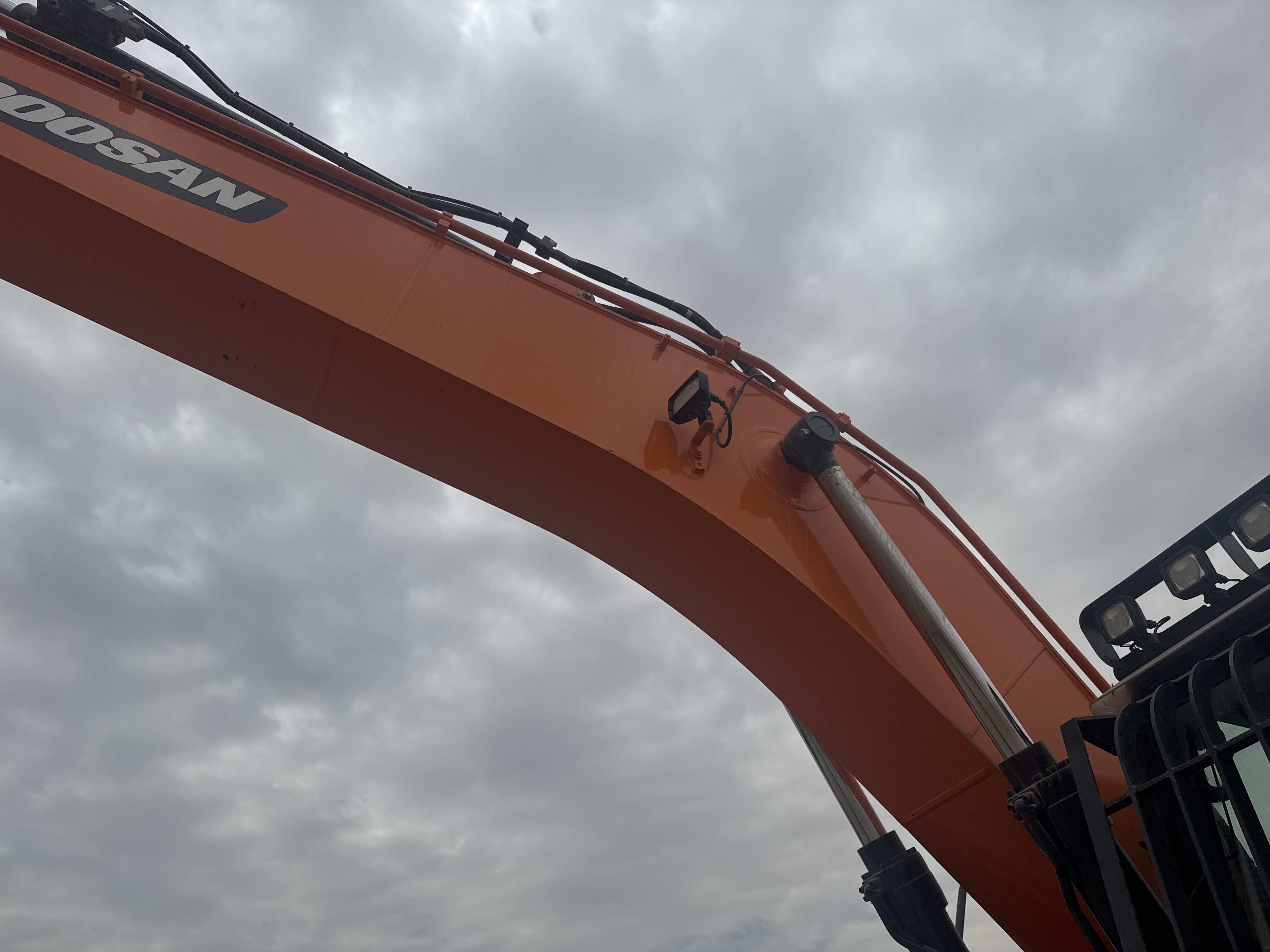 MDX-019-Doosan-DX225LC-5-Medium-excavators-inspection-Chassis-Boom-1