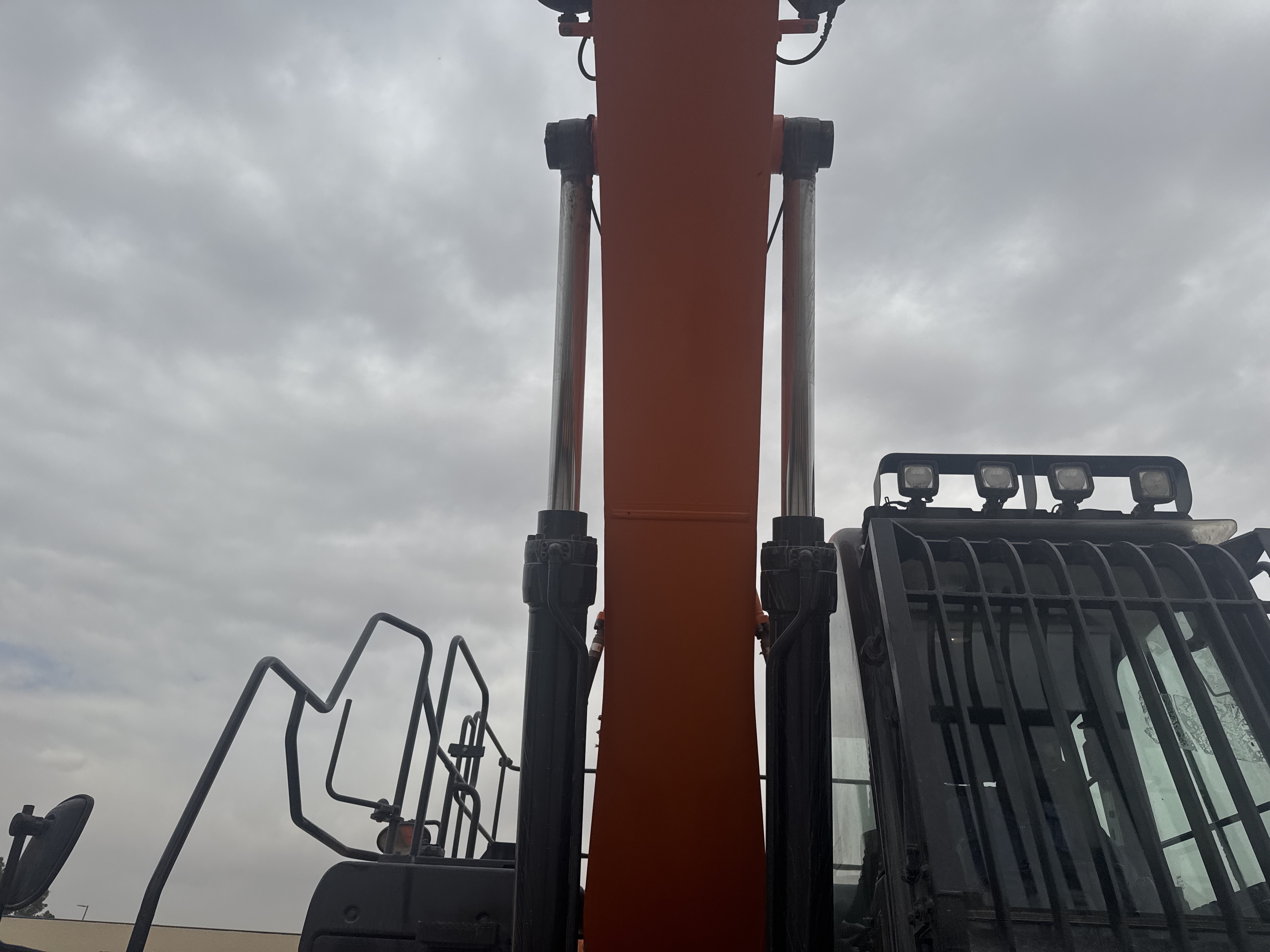 MDX-019-Doosan-DX225LC-5-Medium-excavators-inspection-Chassis-Boom-1