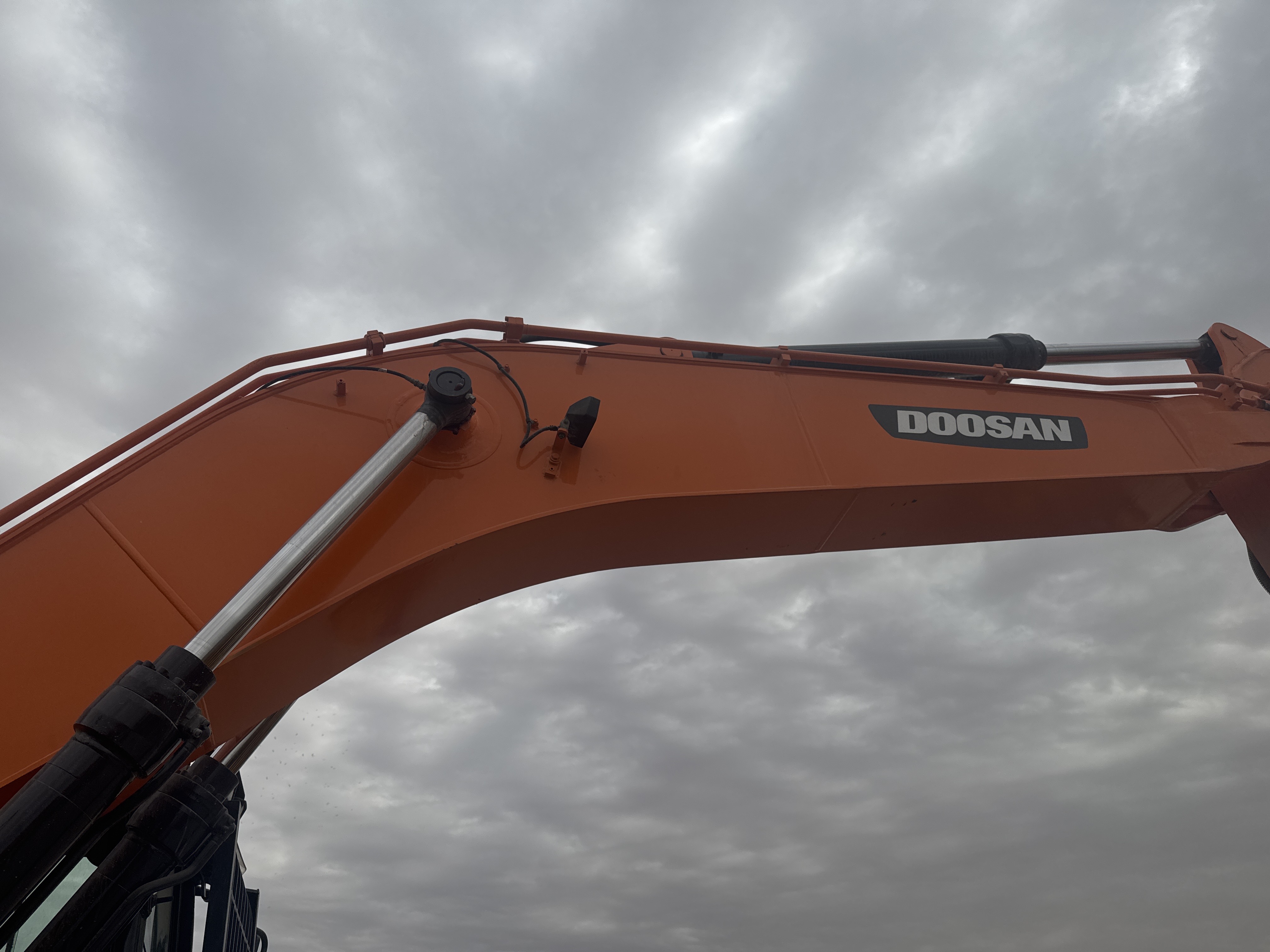 MDX-019-Doosan-DX225LC-5-Medium-excavators-inspection-Chassis-Boom-1