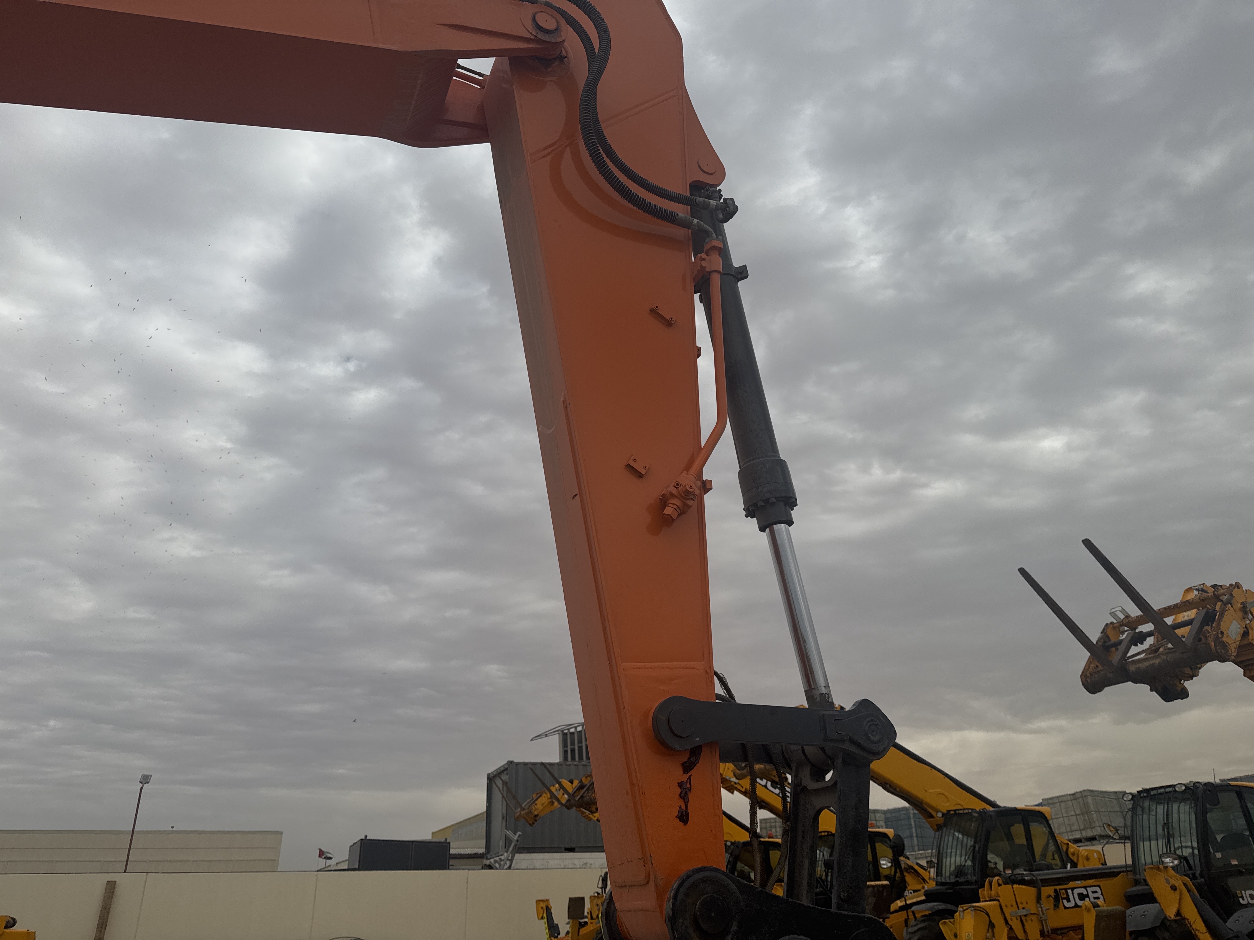 MDX-019-Doosan-DX225LC-5-Medium-excavators-inspection-Chassis-Stick-1