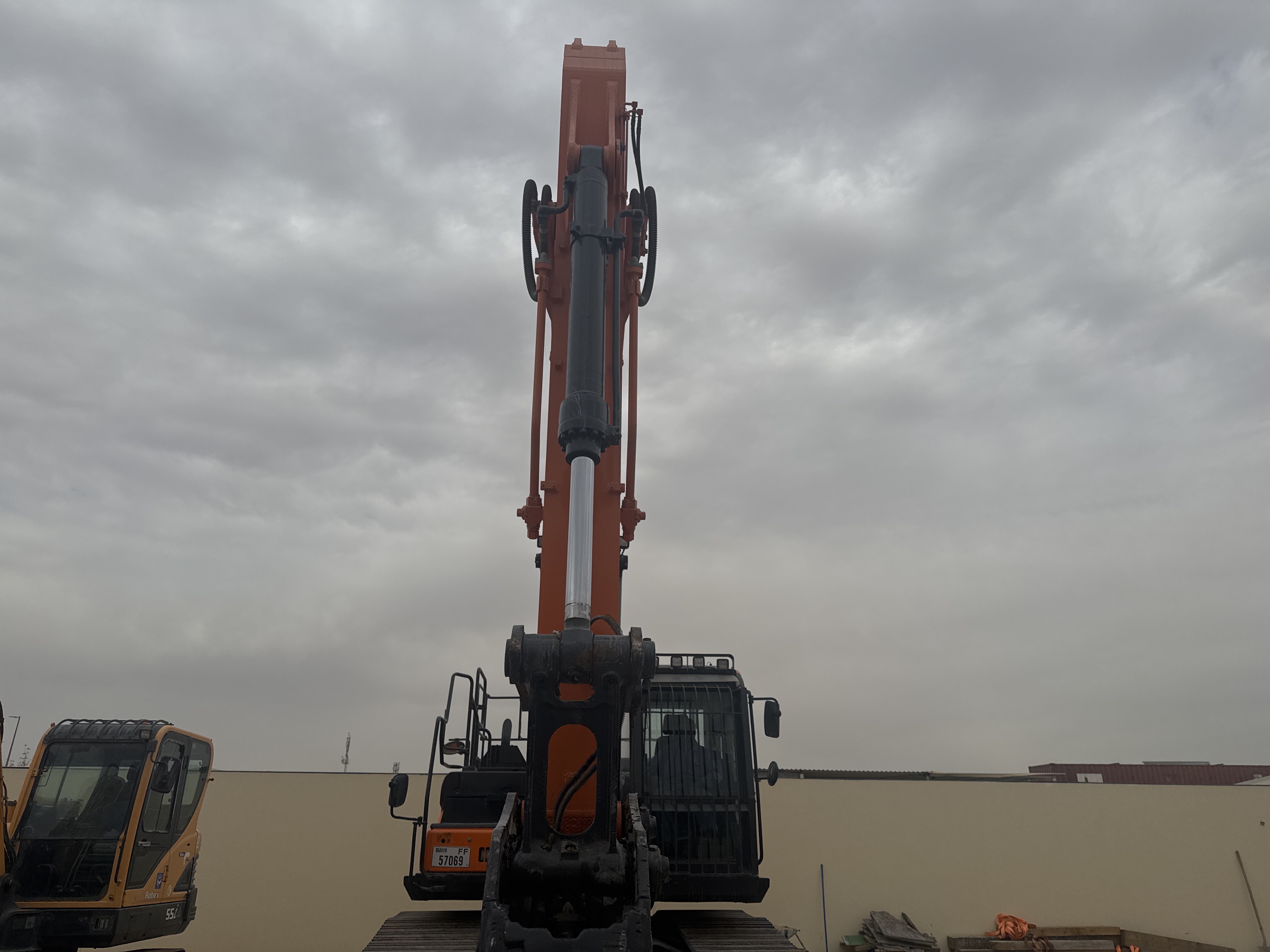 MDX-019-Doosan-DX225LC-5-Medium-excavators-inspection-Chassis-Stick-1