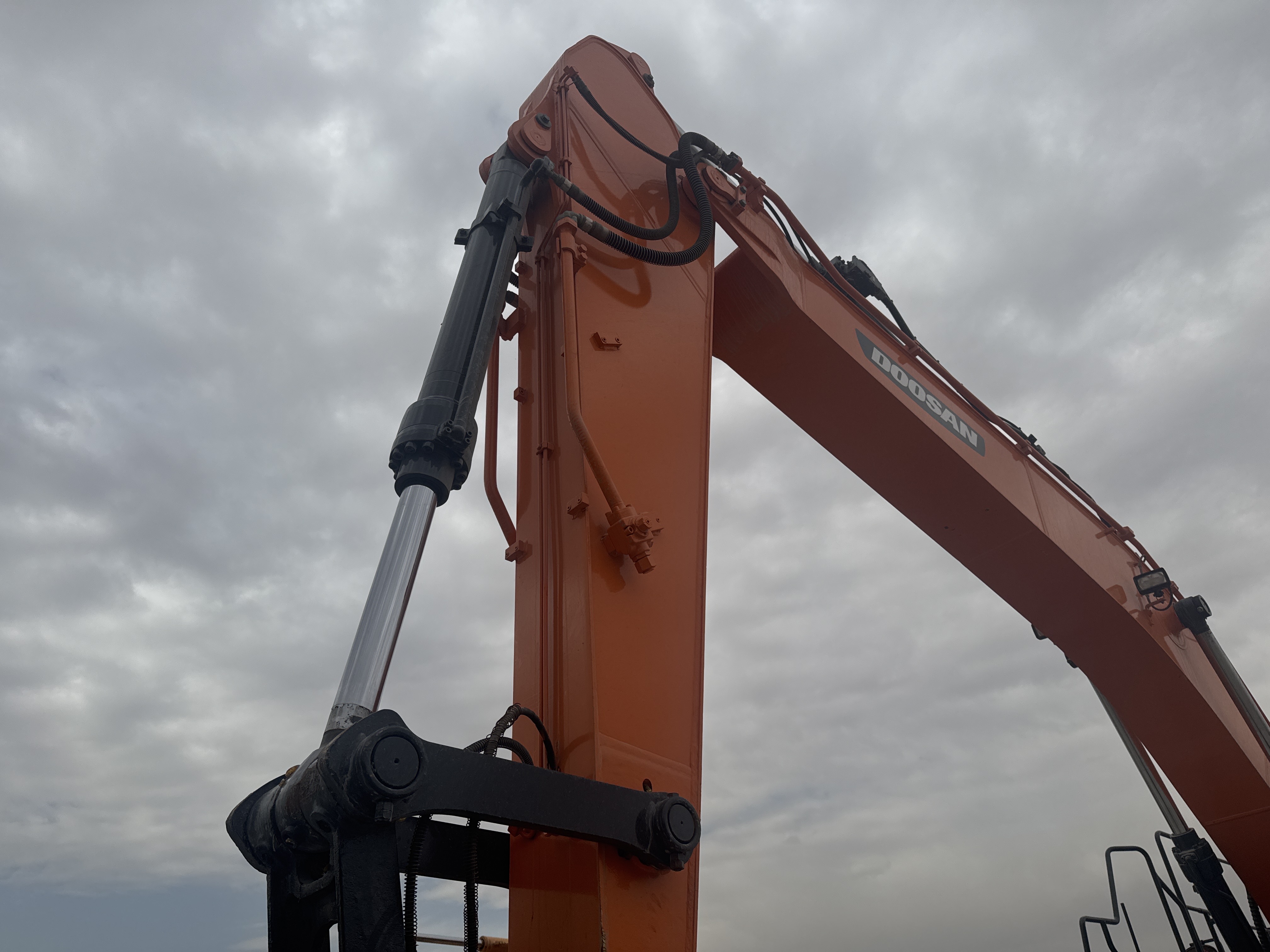 MDX-019-Doosan-DX225LC-5-Medium-excavators-inspection-Chassis-Stick-1