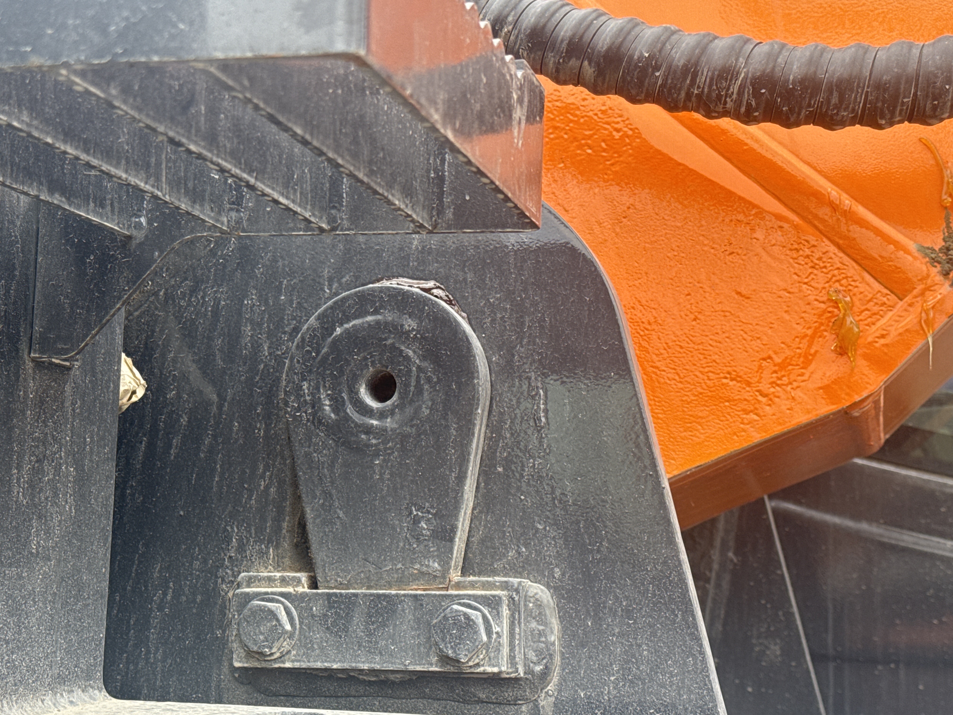 MDX-019-Doosan-DX225LC-5-Medium-excavators-inspection-Chassis-Boom-base-pin-and-bushings-1