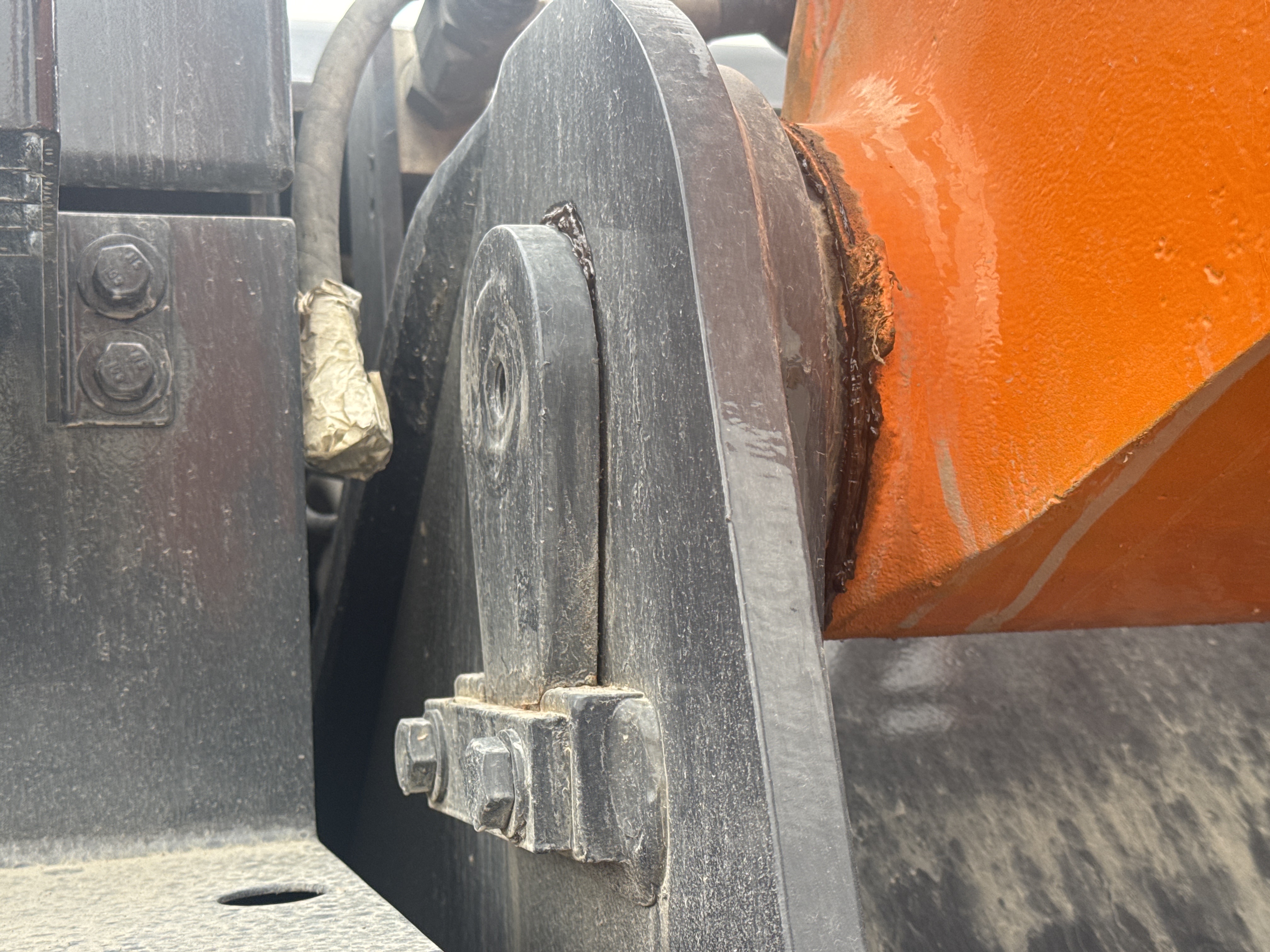 MDX-019-Doosan-DX225LC-5-Medium-excavators-inspection-Chassis-Boom-base-pin-and-bushings-1