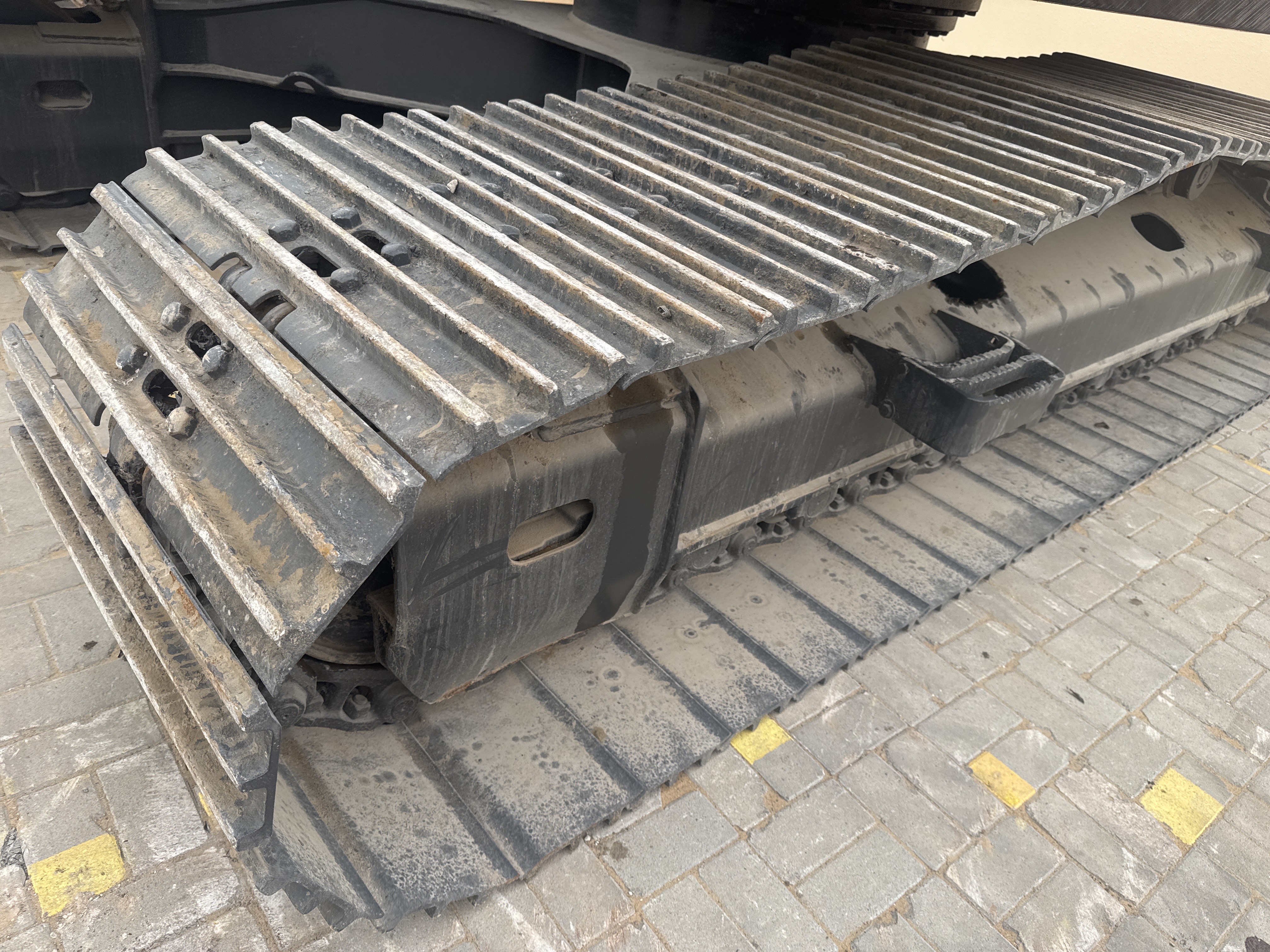 MDX-019-Doosan-DX225LC-5-Medium-excavators-inspection-Undercarriage-Left-track-shoes-1