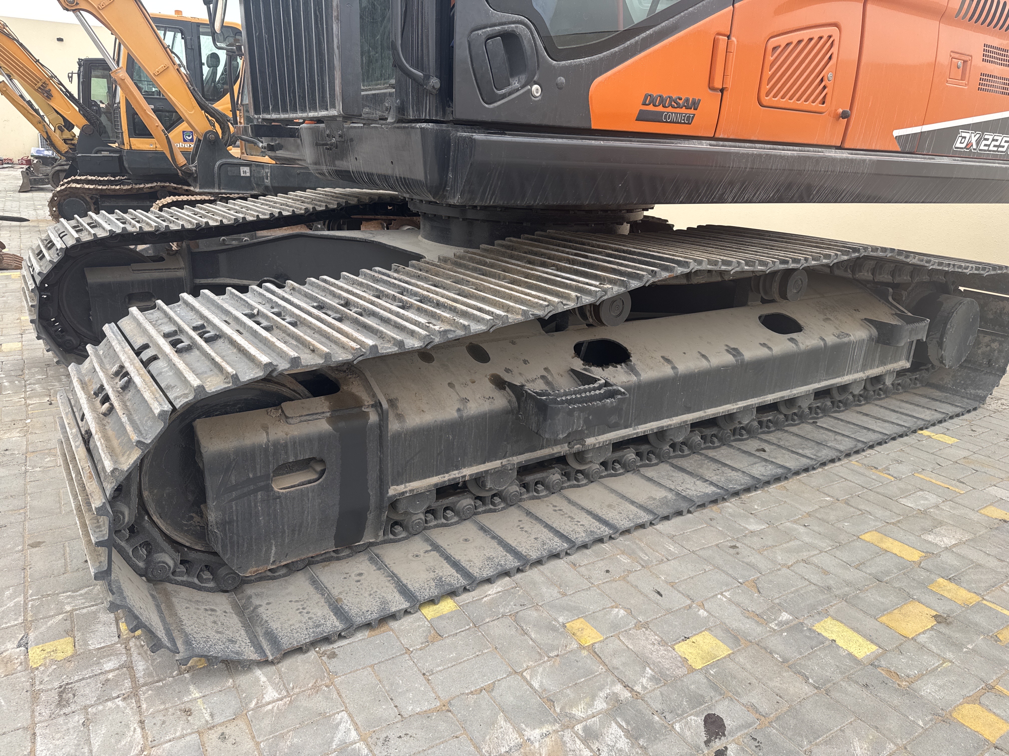MDX-019-Doosan-DX225LC-5-Medium-excavators-inspection-Undercarriage-Left-track-shoes-1