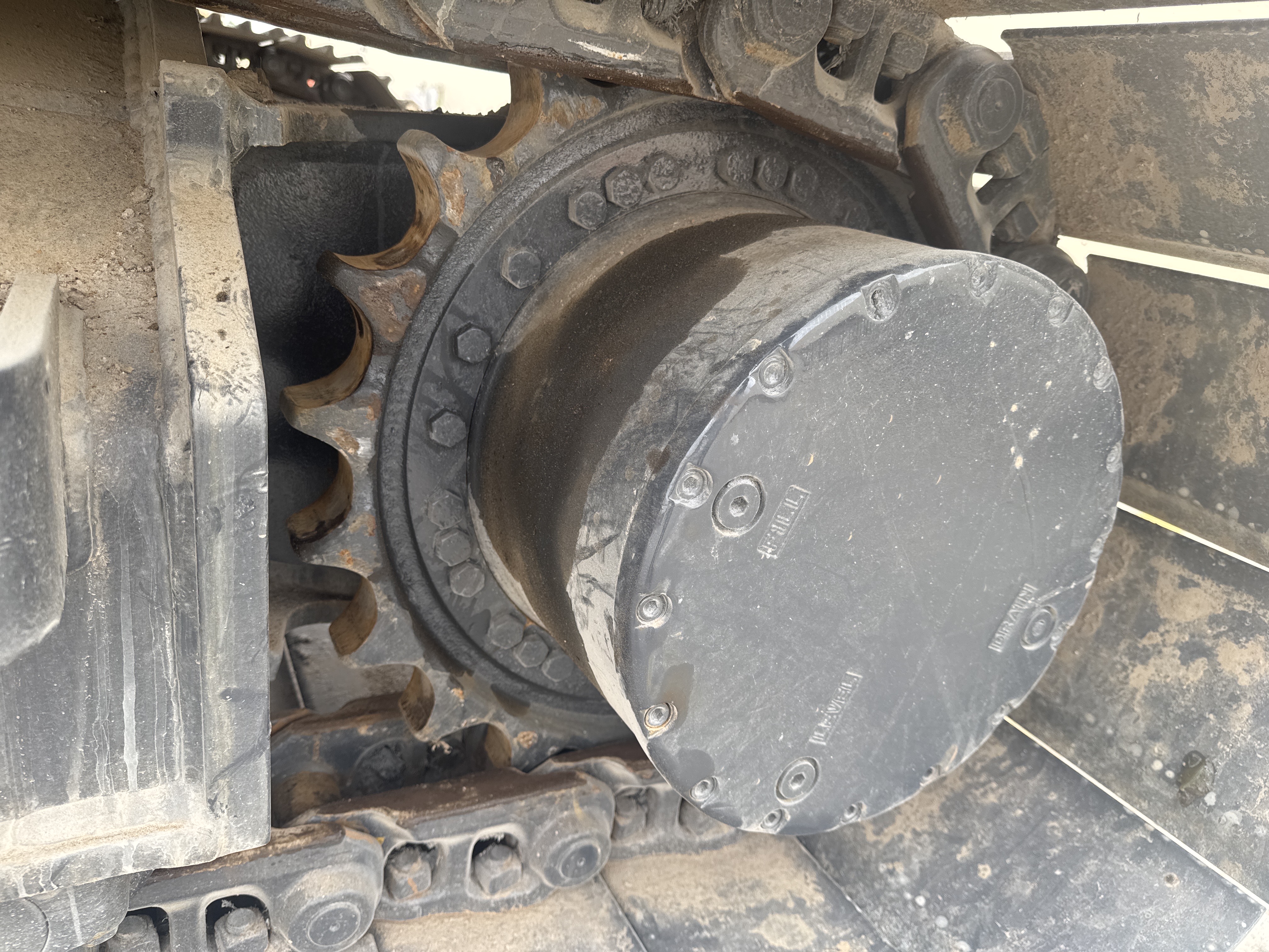 MDX-019-Doosan-DX225LC-5-Medium-excavators-inspection-Undercarriage-Left-sprocket-1