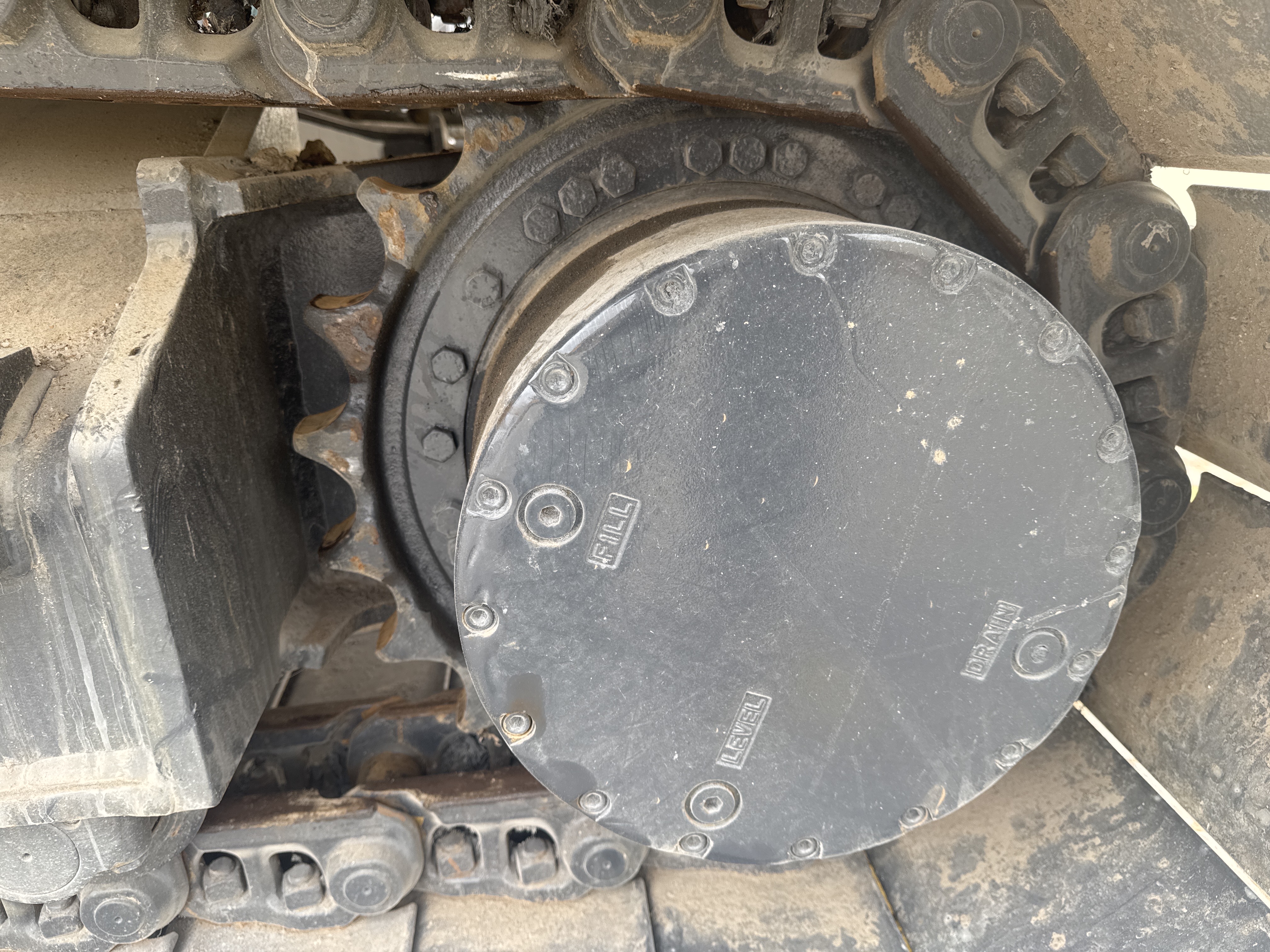 MDX-019-Doosan-DX225LC-5-Medium-excavators-inspection-Undercarriage-Left-sprocket-1