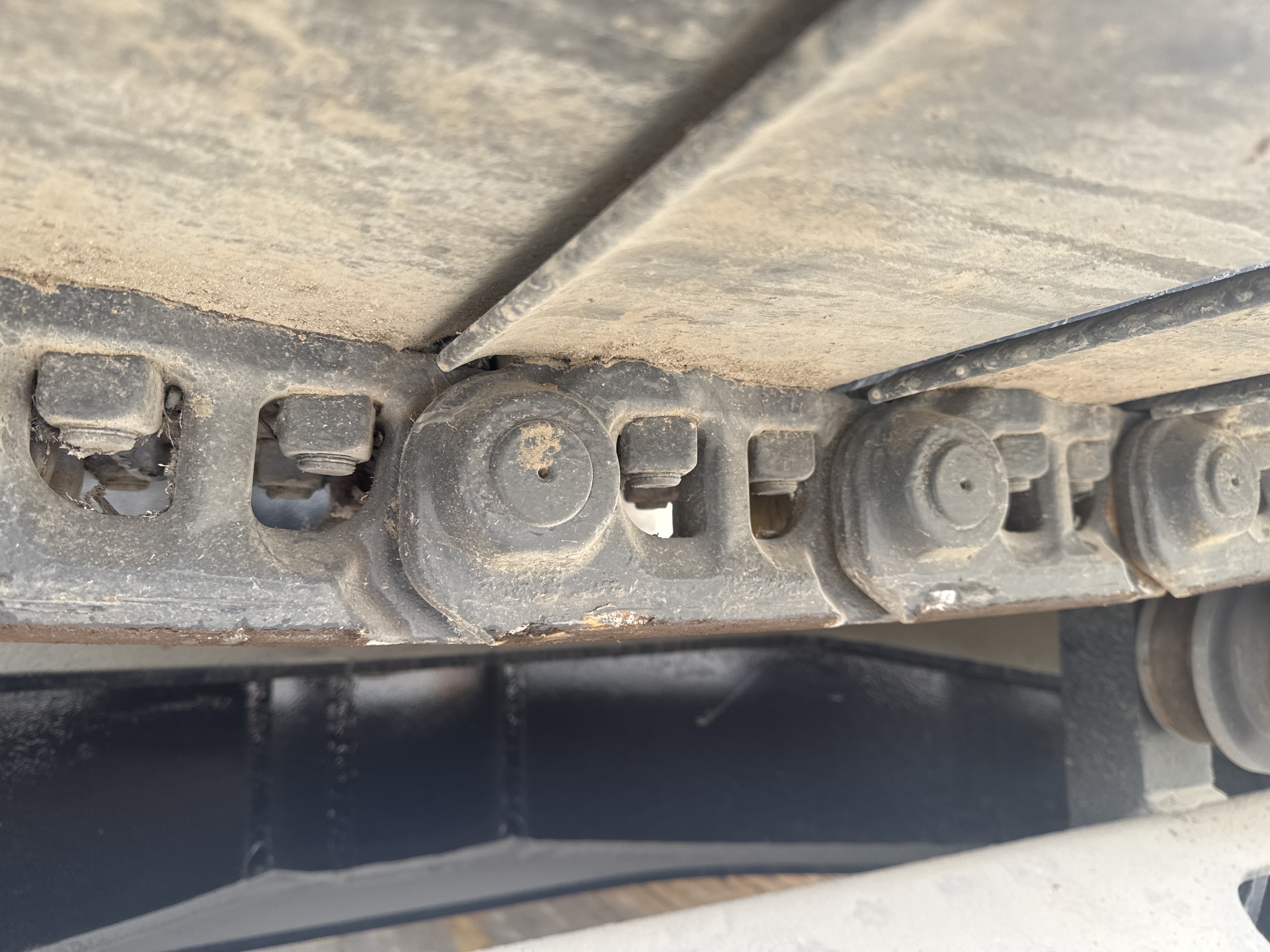 MDX-019-Doosan-DX225LC-5-Medium-excavators-inspection-Undercarriage-Right-track-chain-1
