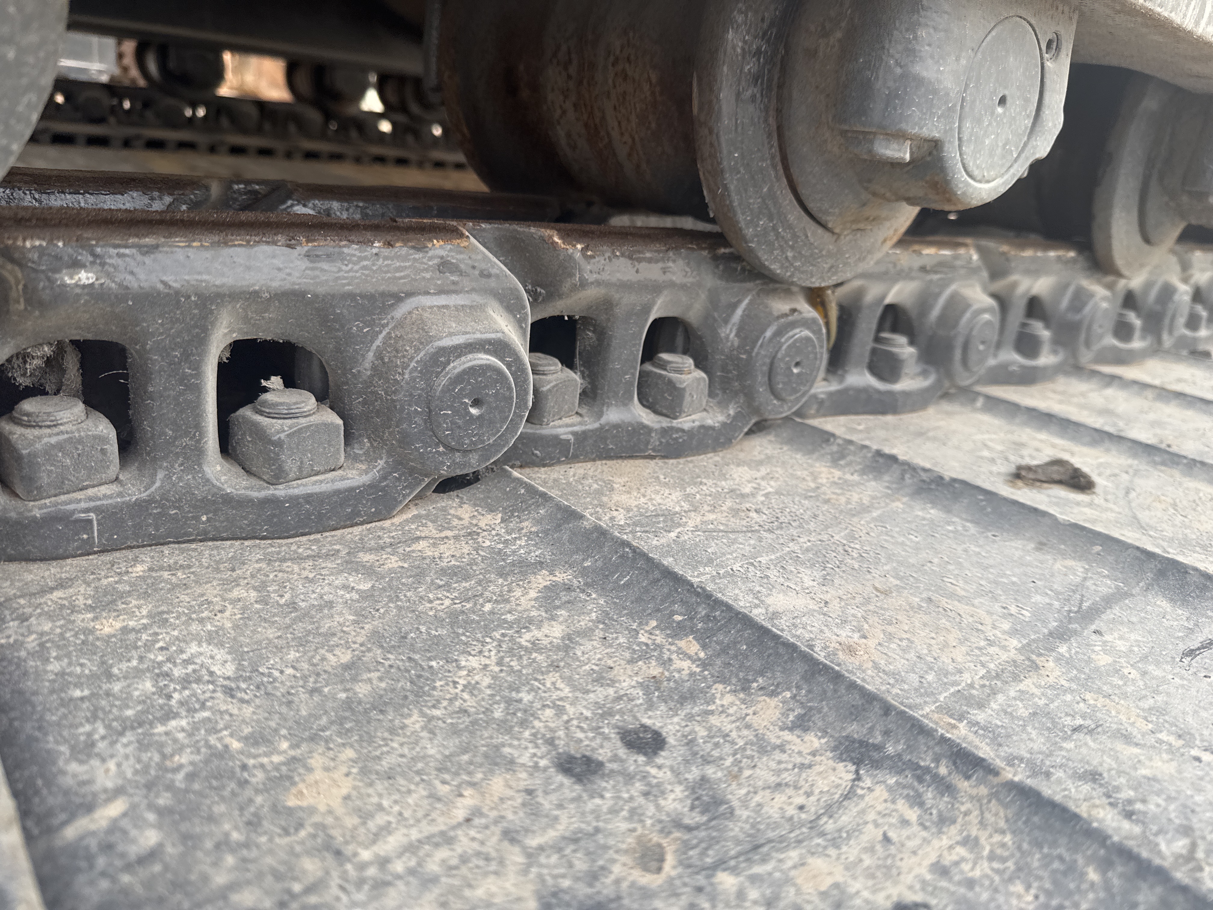 MDX-019-Doosan-DX225LC-5-Medium-excavators-inspection-Undercarriage-Right-track-chain-1