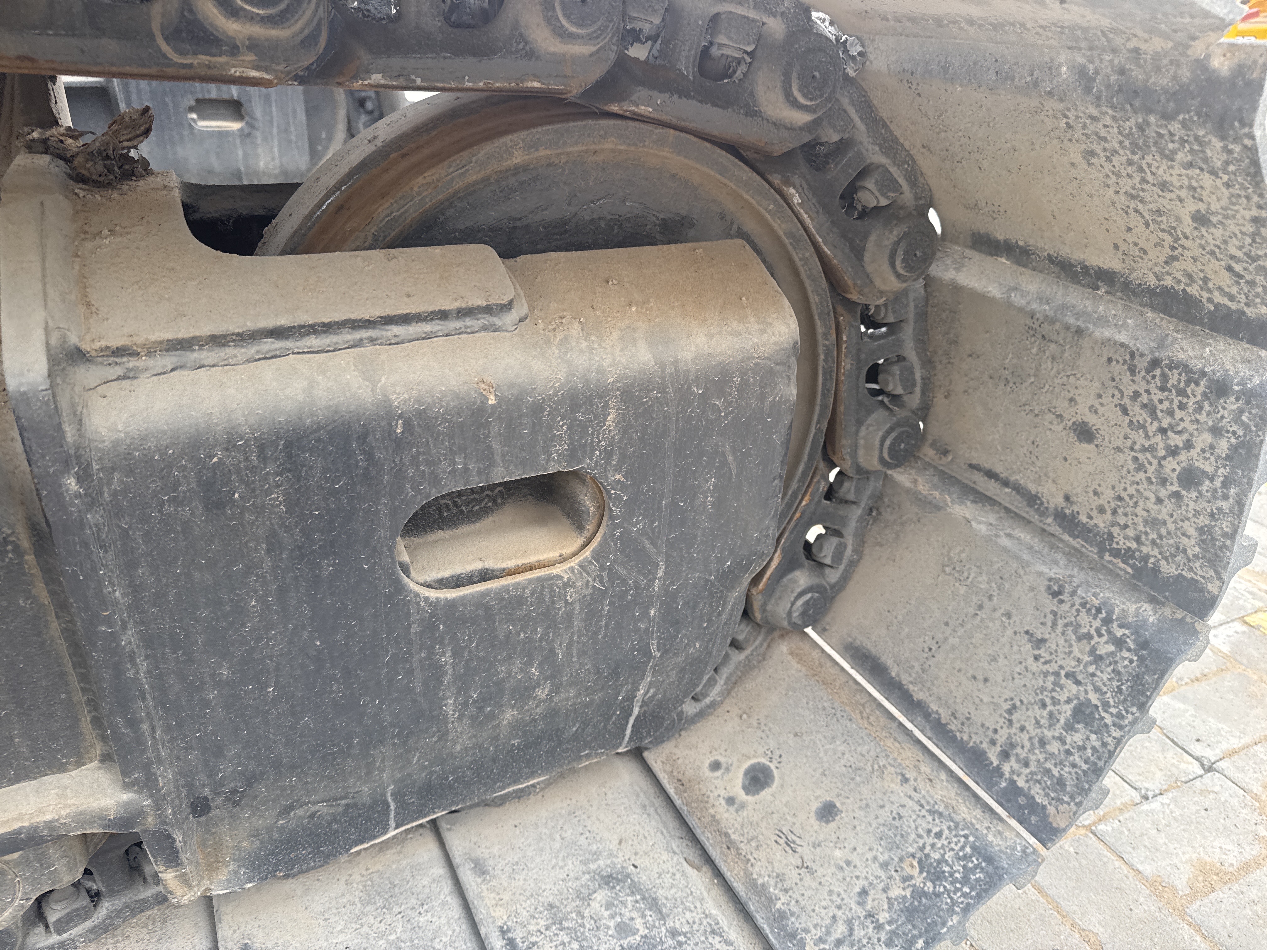 MDX-019-Doosan-DX225LC-5-Medium-excavators-inspection-Undercarriage-Right-idler-1