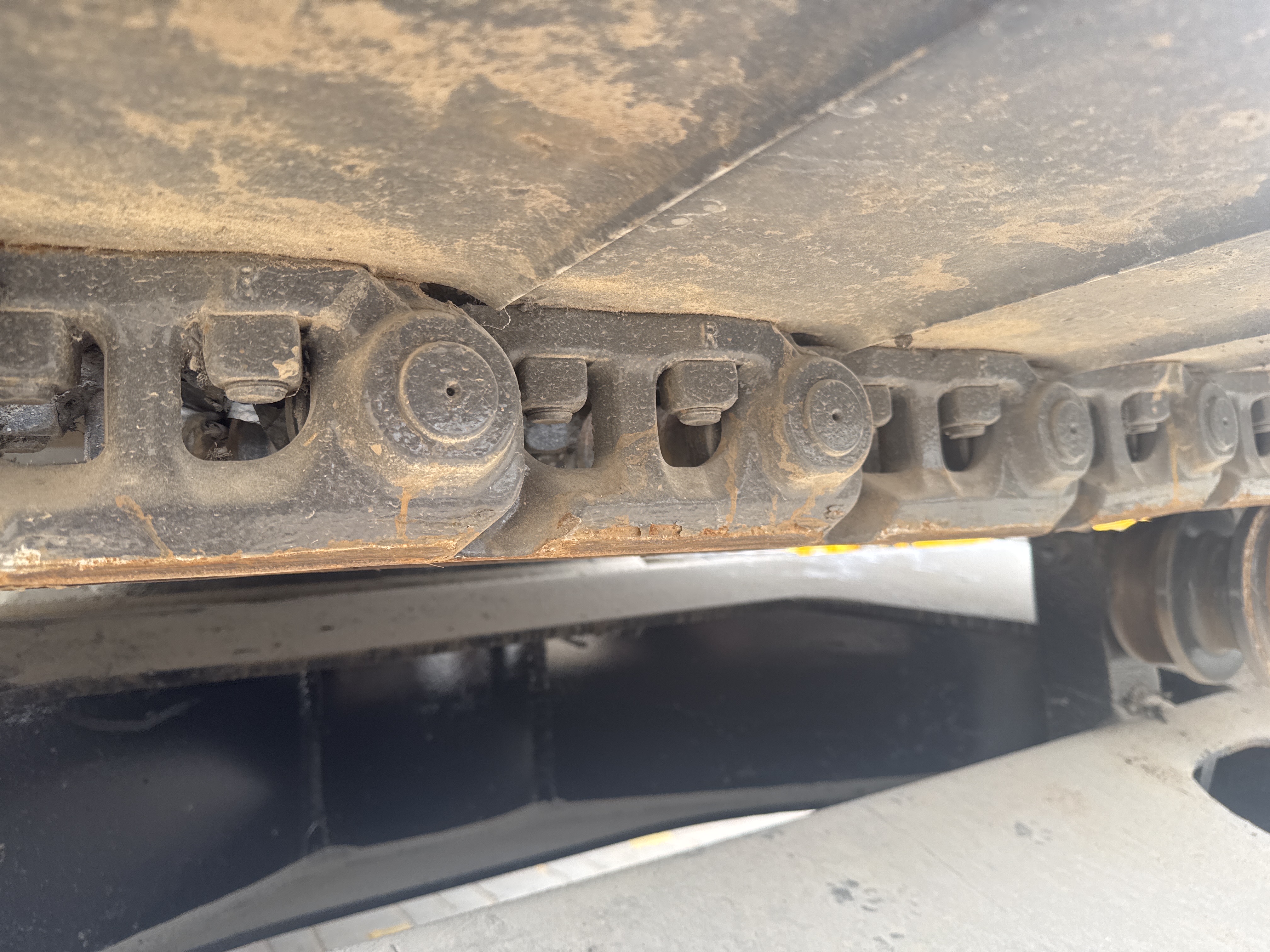 MDX-019-Doosan-DX225LC-5-Medium-excavators-inspection-Undercarriage-Left-track-chain-1