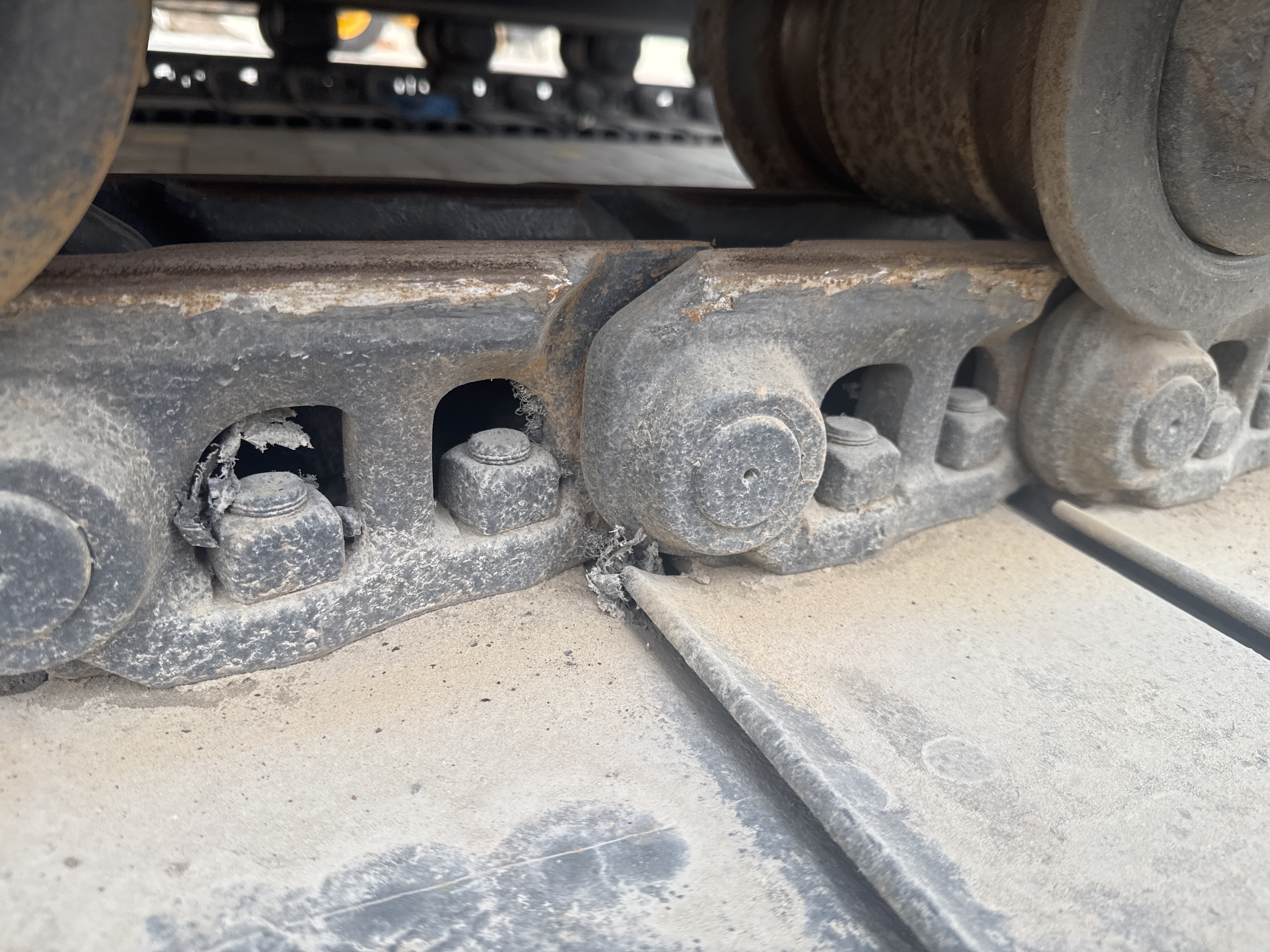 MDX-019-Doosan-DX225LC-5-Medium-excavators-inspection-Undercarriage-Left-track-chain-1