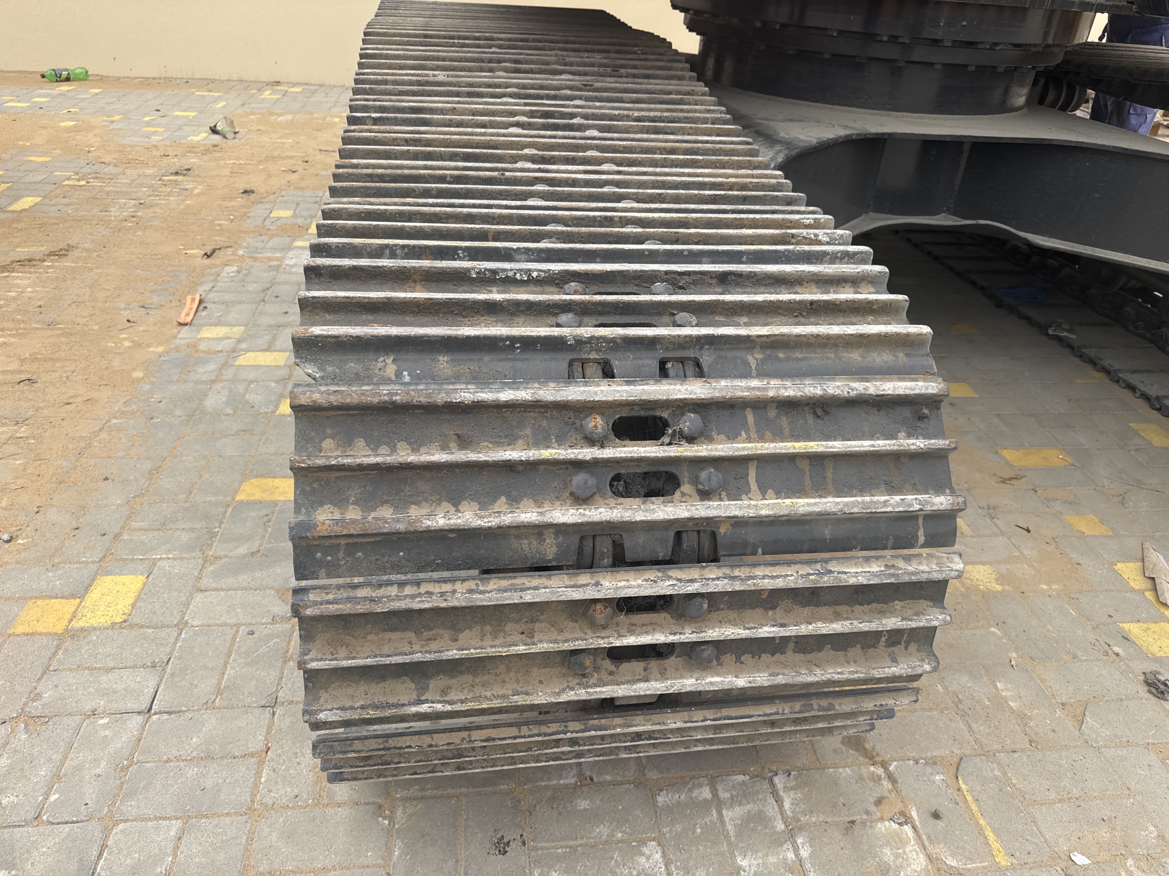 MDX-019-Doosan-DX225LC-5-Medium-excavators-inspection-Undercarriage-Right-track-shoes-1