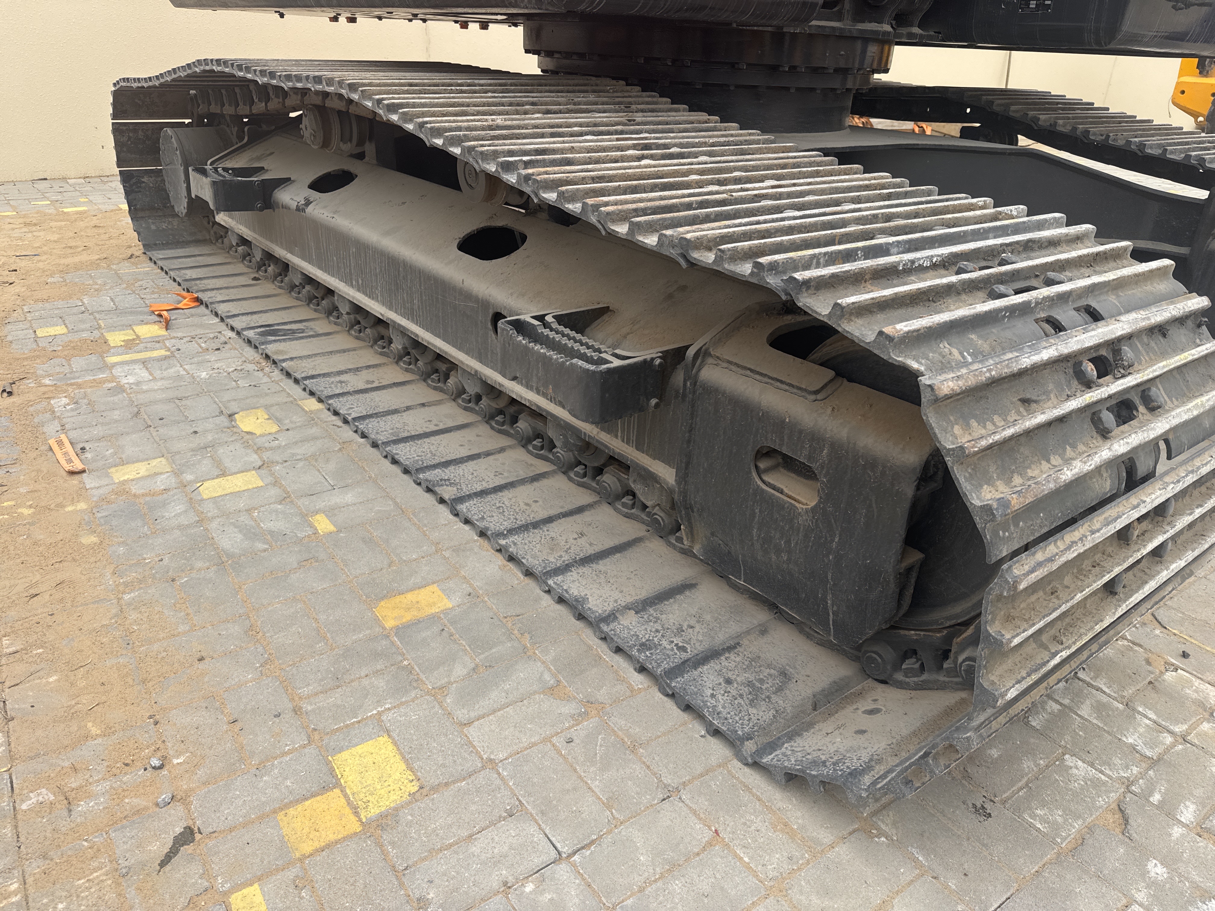 MDX-019-Doosan-DX225LC-5-Medium-excavators-inspection-Undercarriage-Right-track-shoes-1