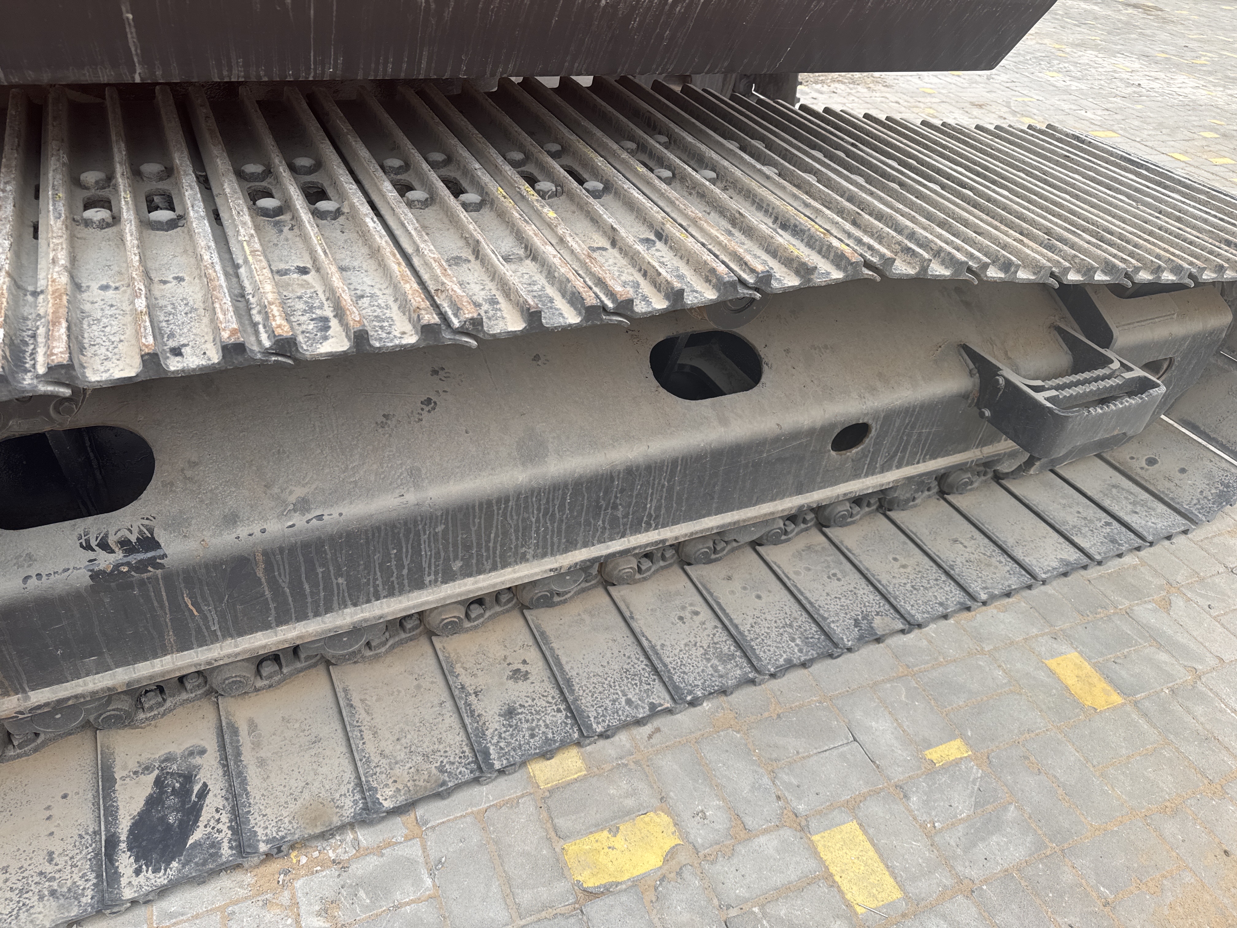 MDX-019-Doosan-DX225LC-5-Medium-excavators-inspection-Undercarriage-Right-track-shoes-1