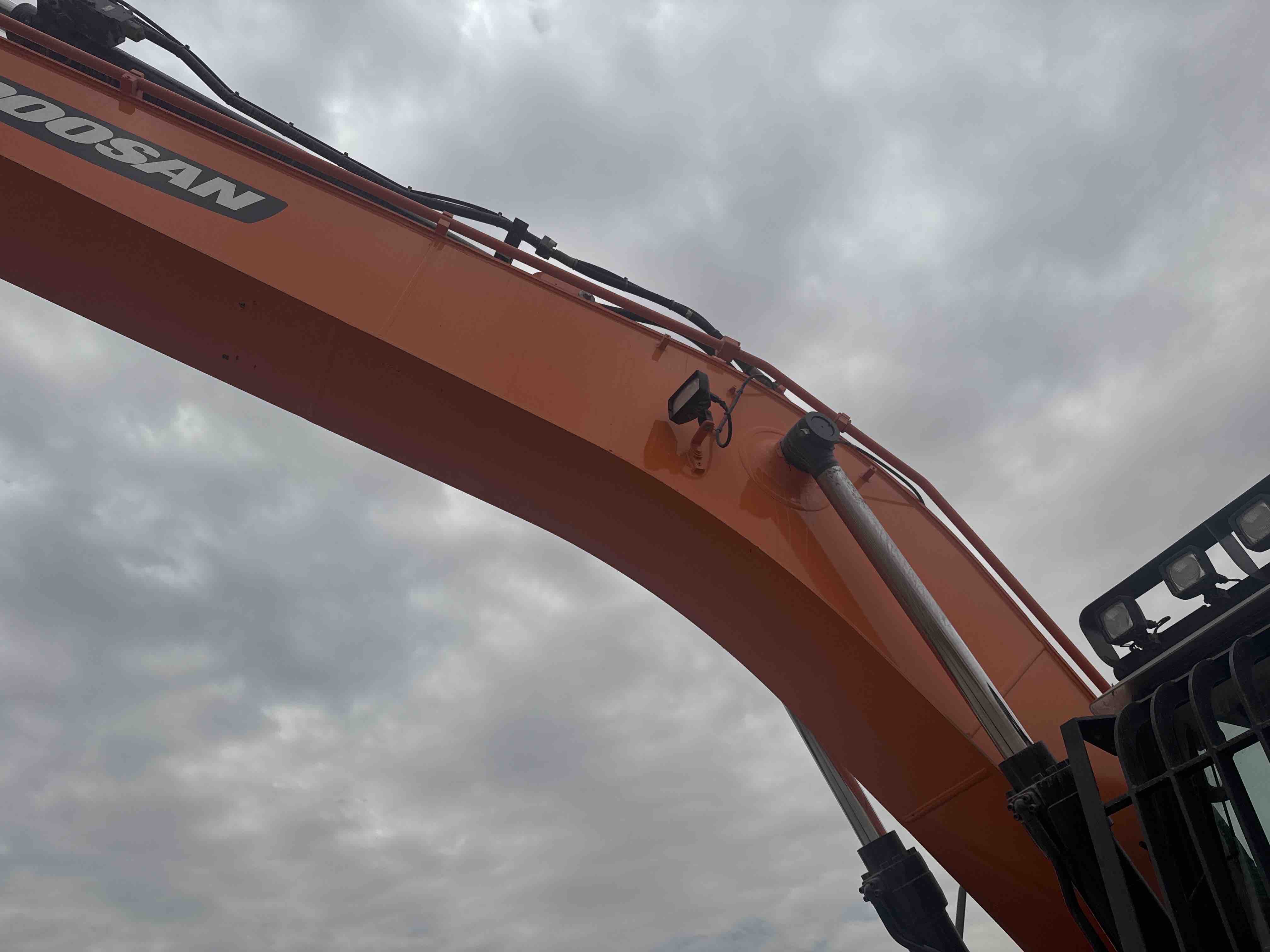 MDX-019-Doosan-DX225LC-5-Medium-excavators-inspection-Electronics-Lights-and-signals-1