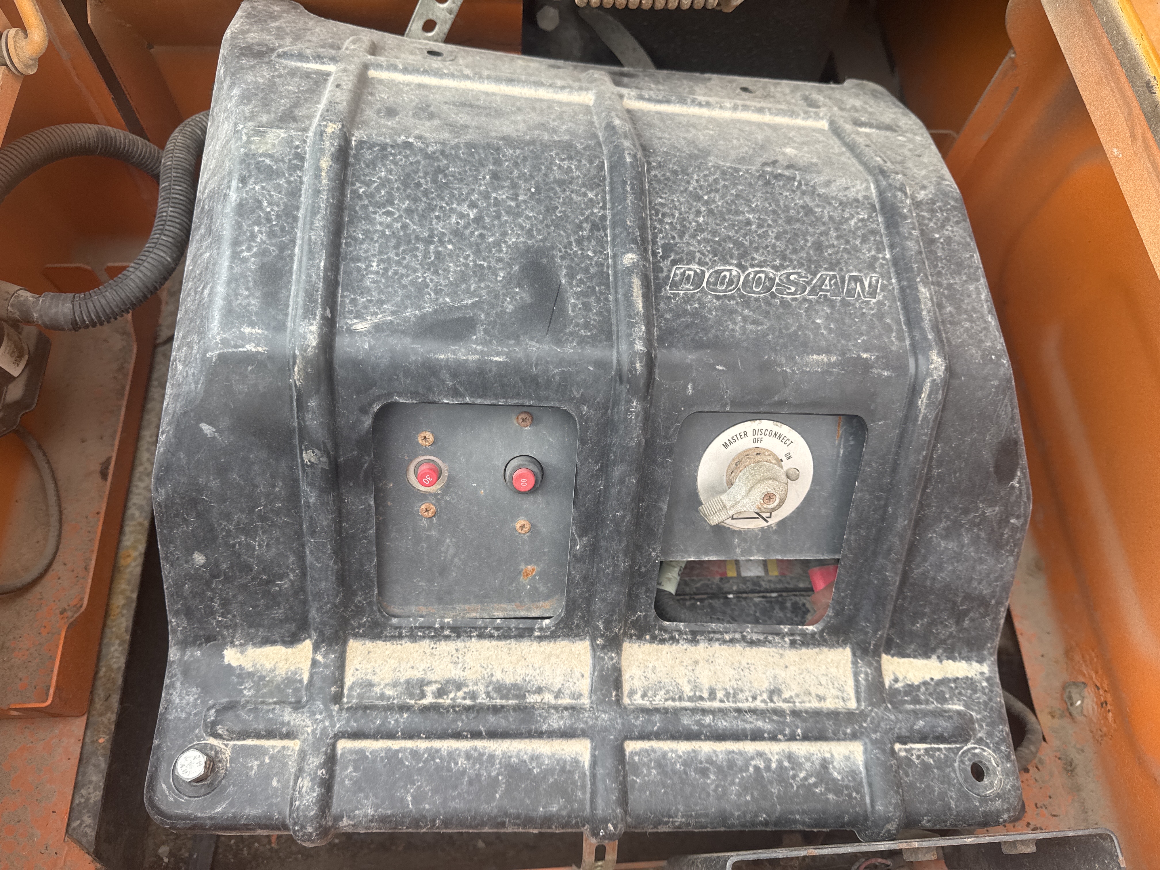 MDX-019-Doosan-DX225LC-5-Medium-excavators-inspection-Electronics-Battery-1