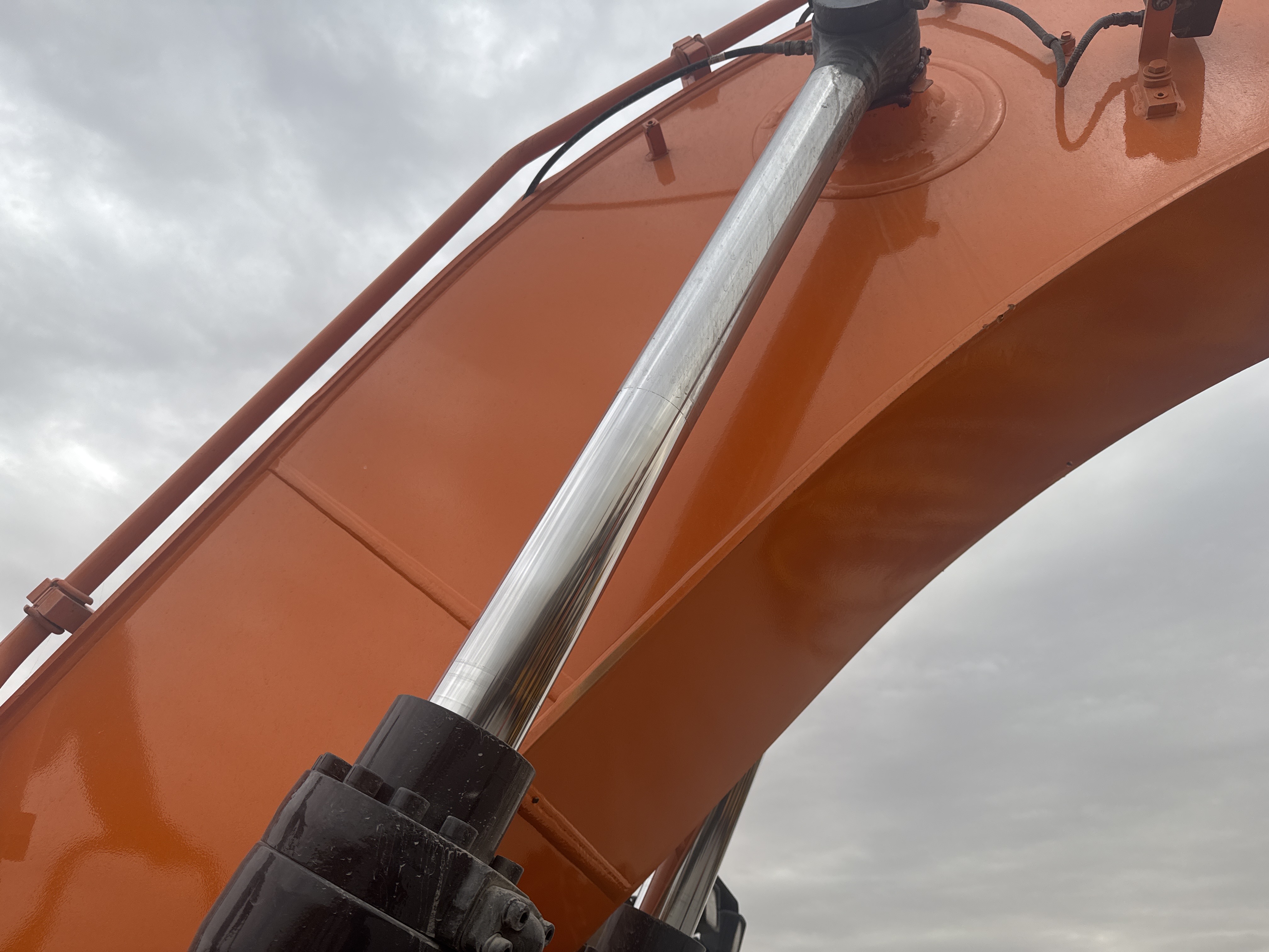 MDX-019-Doosan-DX225LC-5-Medium-excavators-inspection-Hydraulics-Boom-lift-cylinder-1
