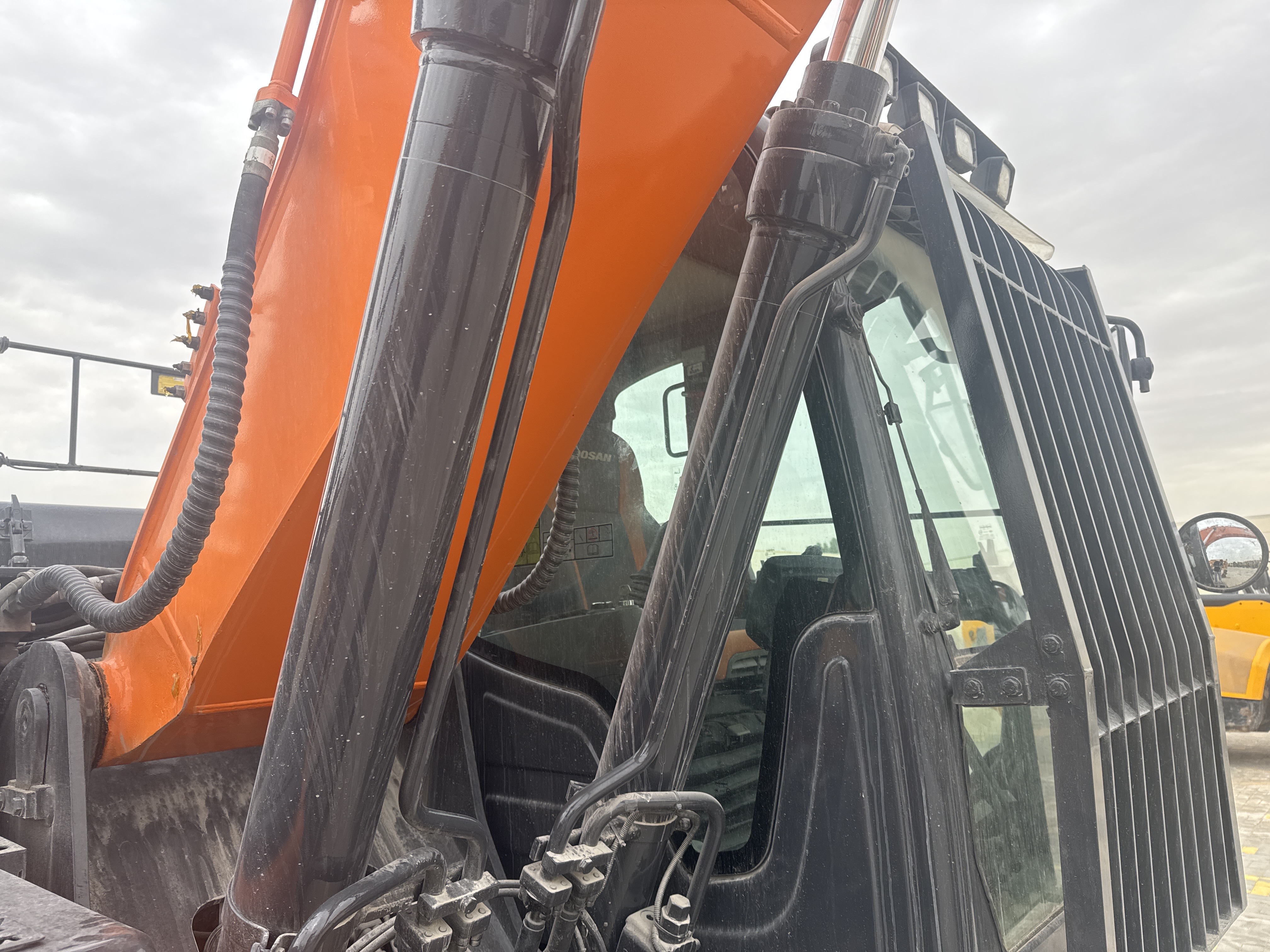 MDX-019-Doosan-DX225LC-5-Medium-excavators-inspection-Hydraulics-Boom-lift-cylinder-1