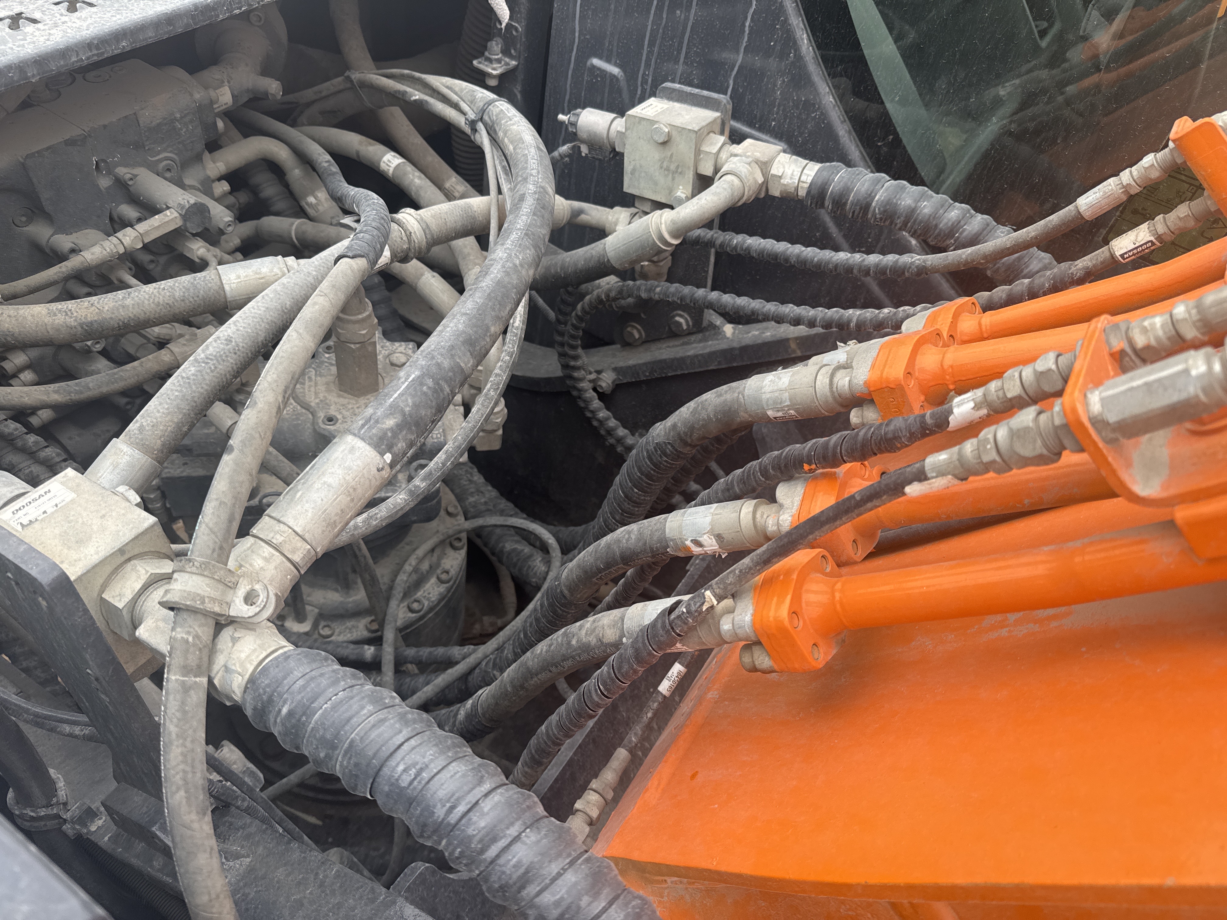 MDX-019-Doosan-DX225LC-5-Medium-excavators-inspection-Hydraulics-Hydraulic-hoses-and-lines-1