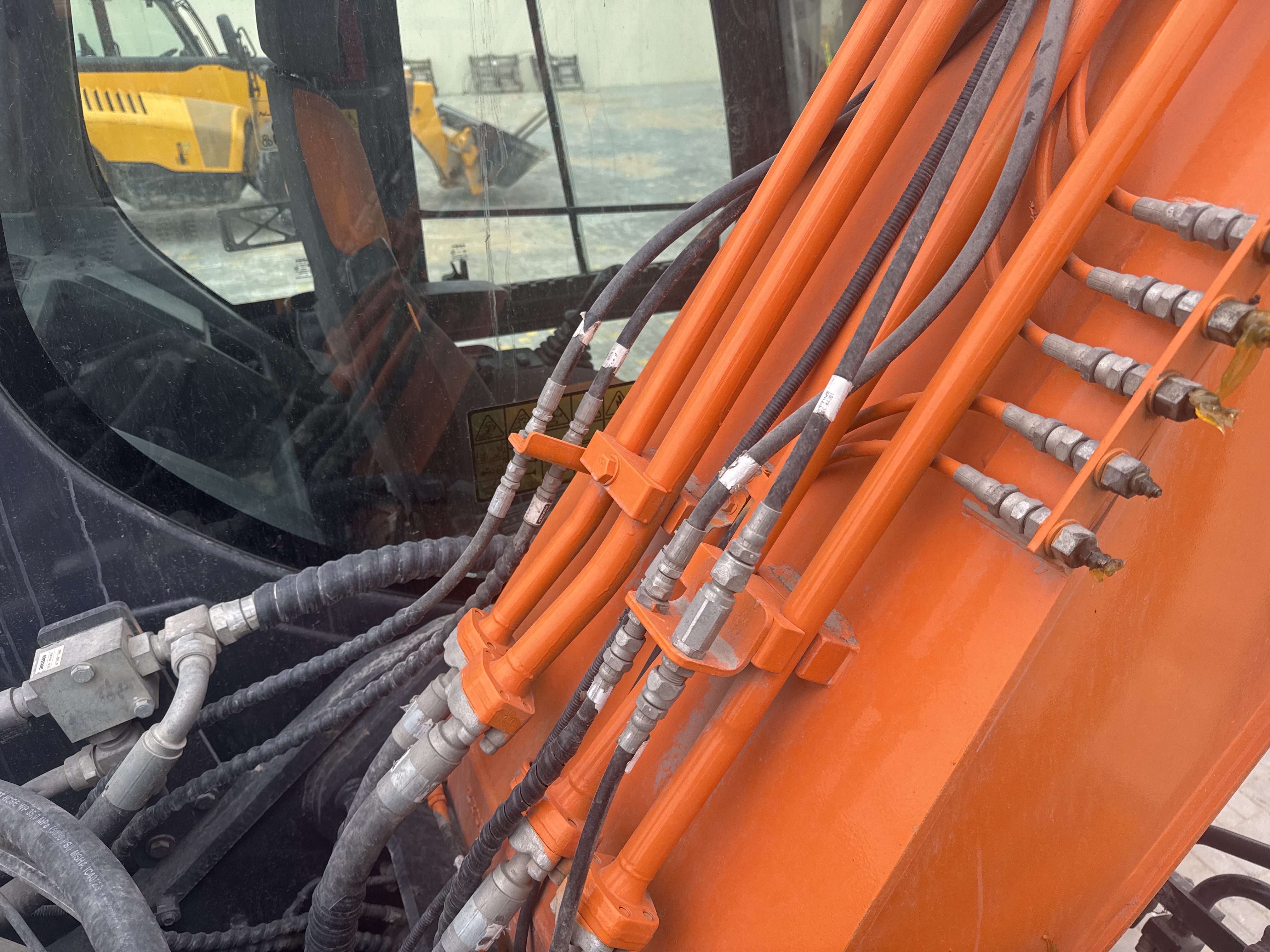 MDX-019-Doosan-DX225LC-5-Medium-excavators-inspection-Hydraulics-Hydraulic-hoses-and-lines-1
