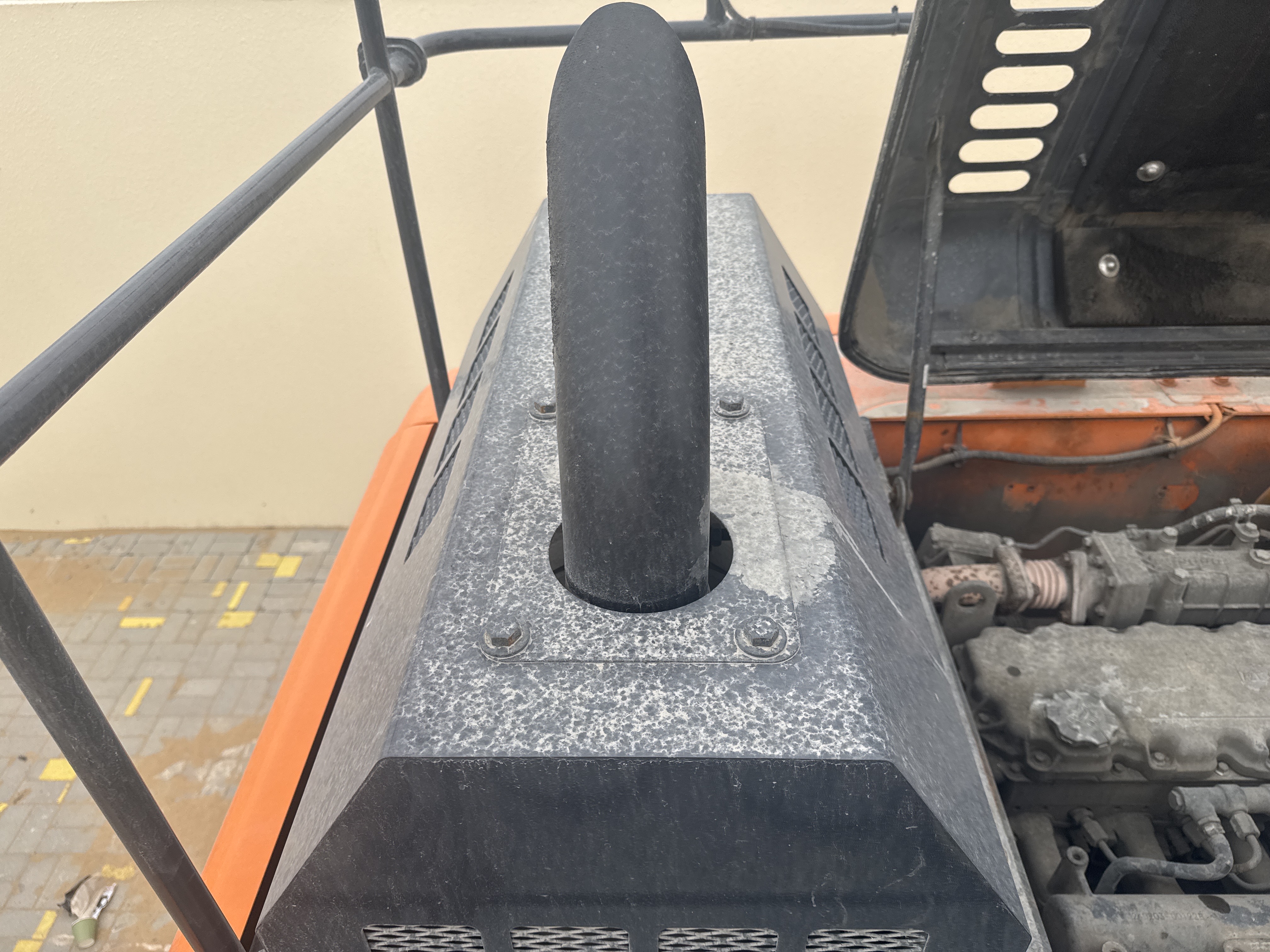 MDX-019-Doosan-DX225LC-5-Medium-excavators-inspection-Engine-Exhaust-system-1