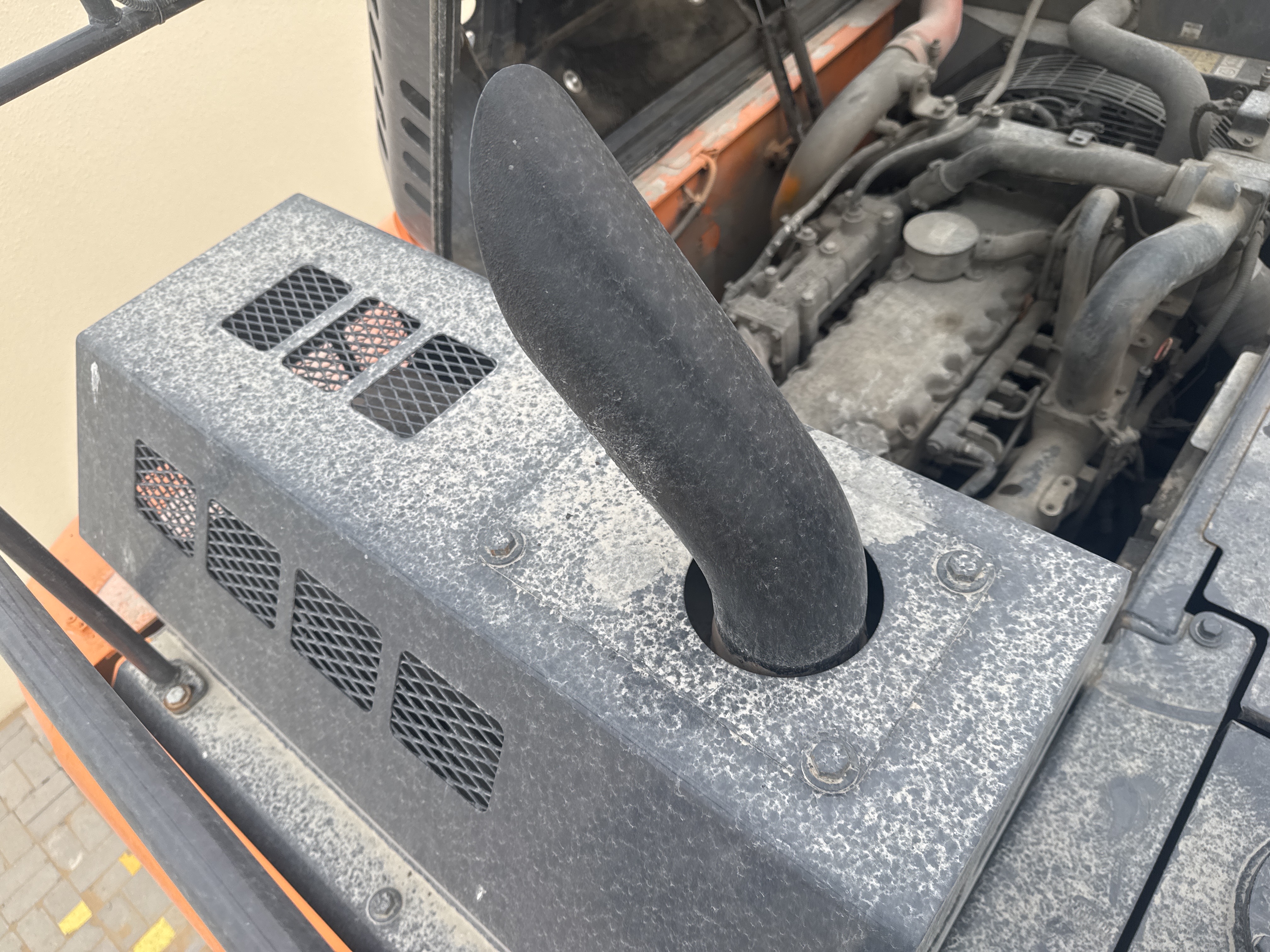 MDX-019-Doosan-DX225LC-5-Medium-excavators-inspection-Engine-Exhaust-system-1