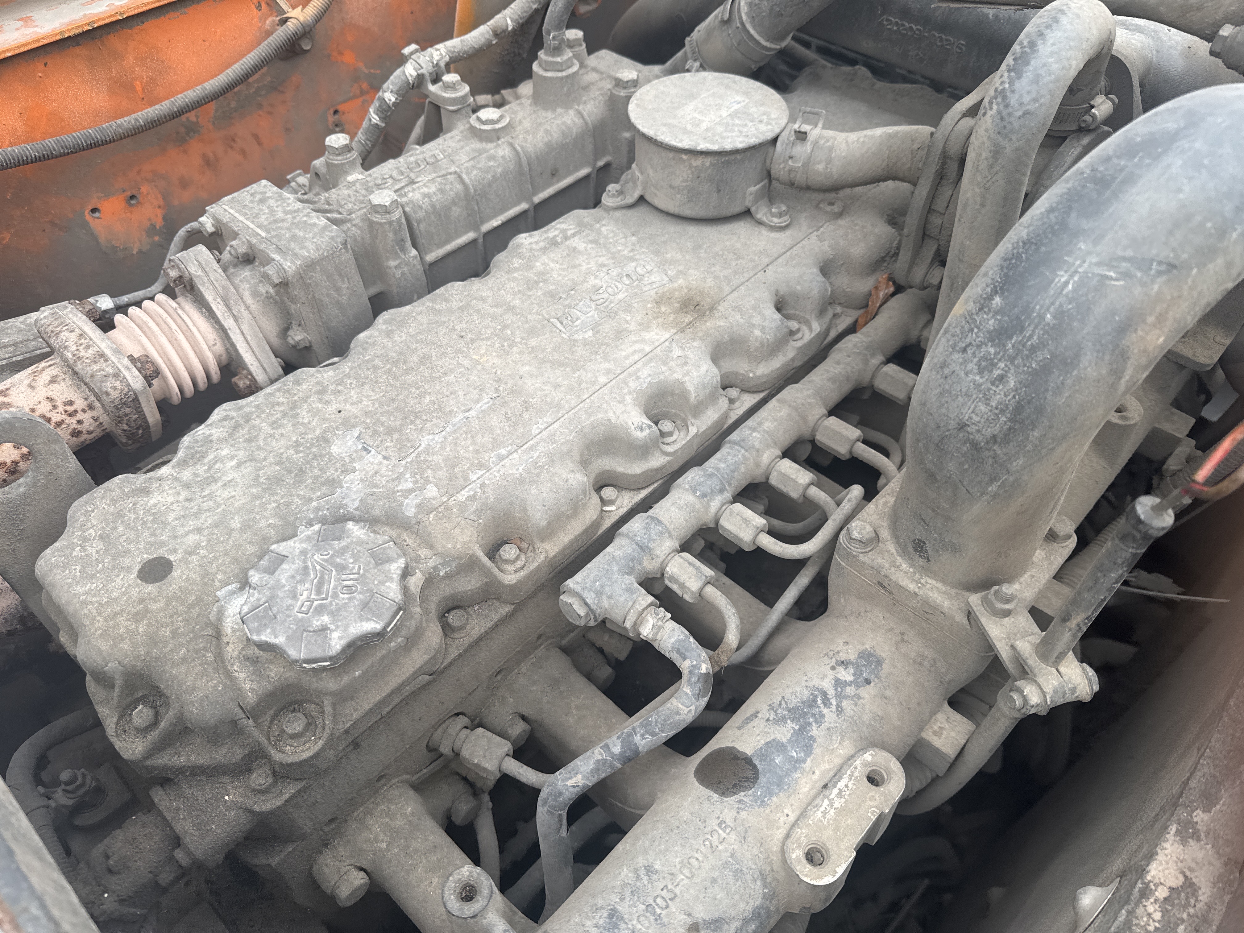 MDX-019-Doosan-DX225LC-5-Medium-excavators-inspection-Engine-Engine-oil-leaks-1