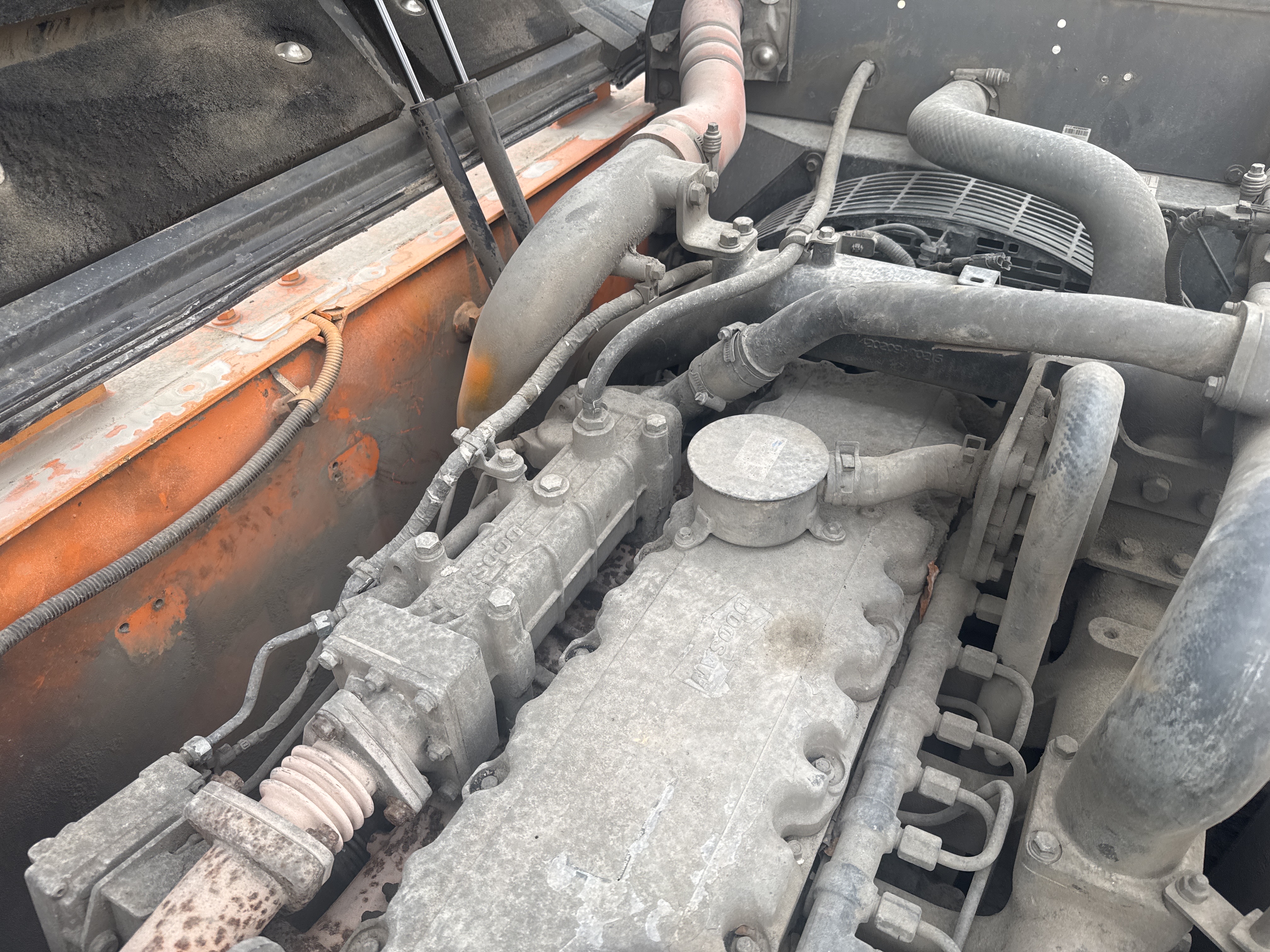 MDX-019-Doosan-DX225LC-5-Medium-excavators-inspection-Engine-Engine-oil-leaks-1