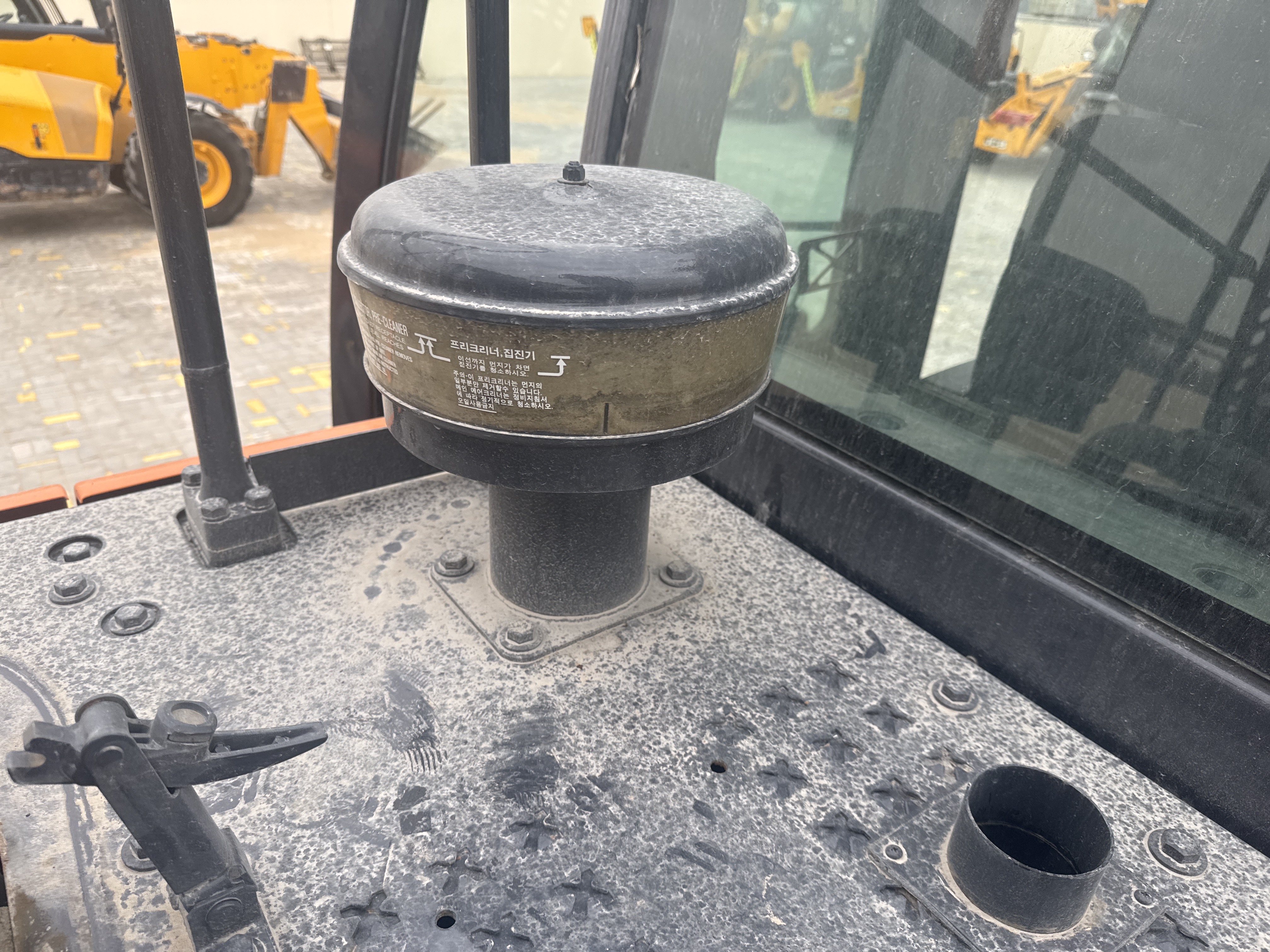 MDX-019-Doosan-DX225LC-5-Medium-excavators-inspection-Engine-Air-intake-system-1