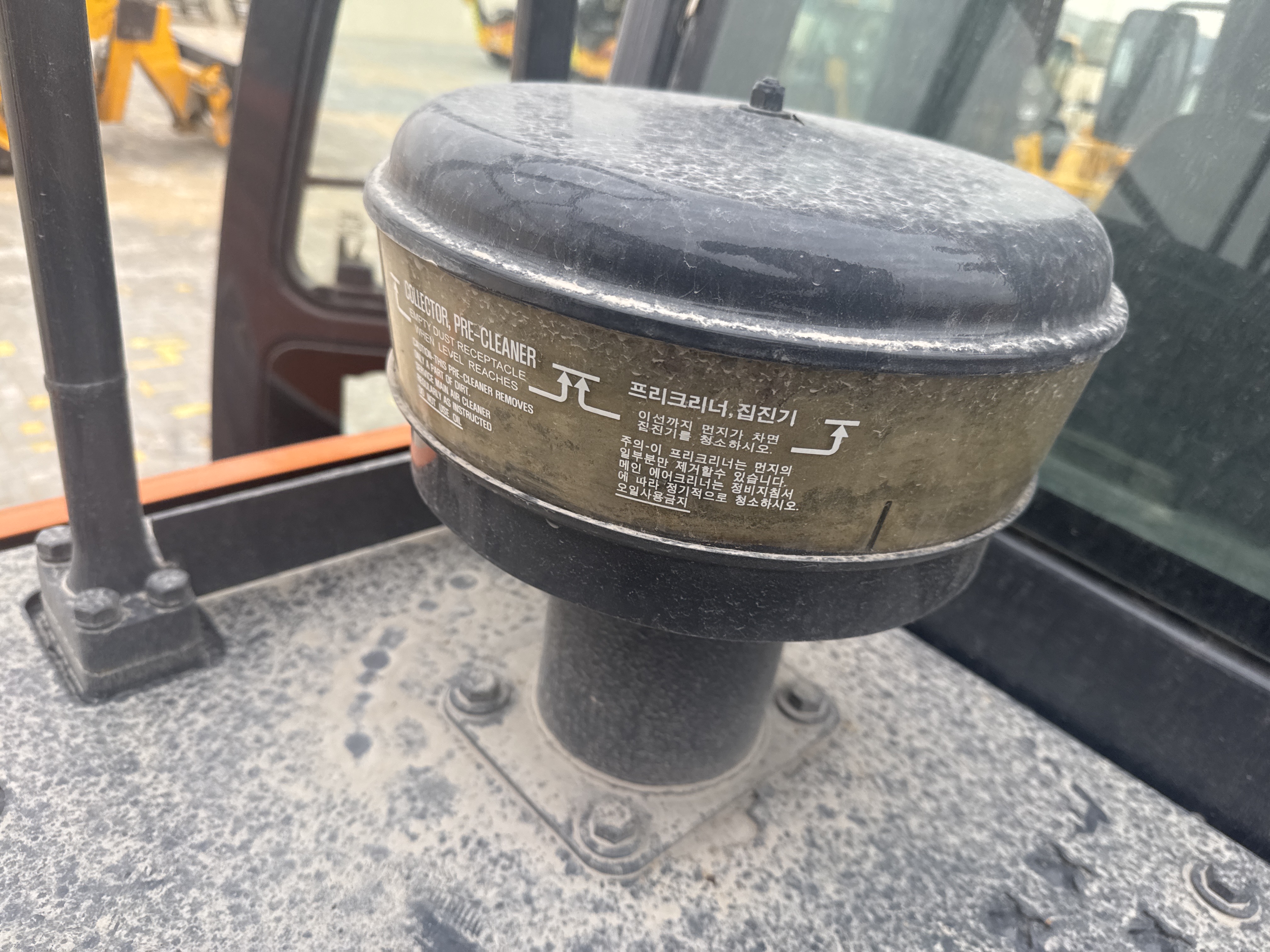 MDX-019-Doosan-DX225LC-5-Medium-excavators-inspection-Engine-Air-intake-system-1