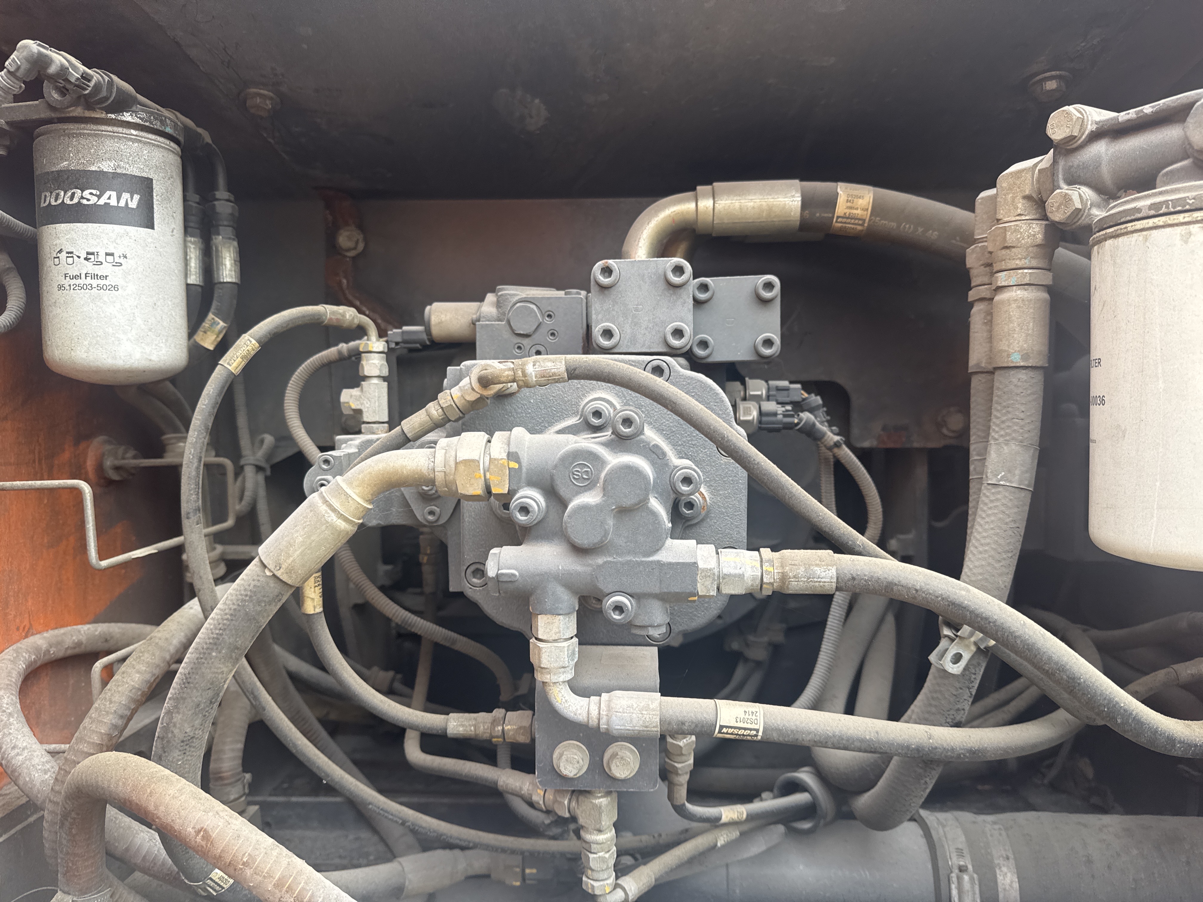 MDX-019-Doosan-DX225LC-5-Medium-excavators-inspection-Hydraulics-Hydraulic-pump-1