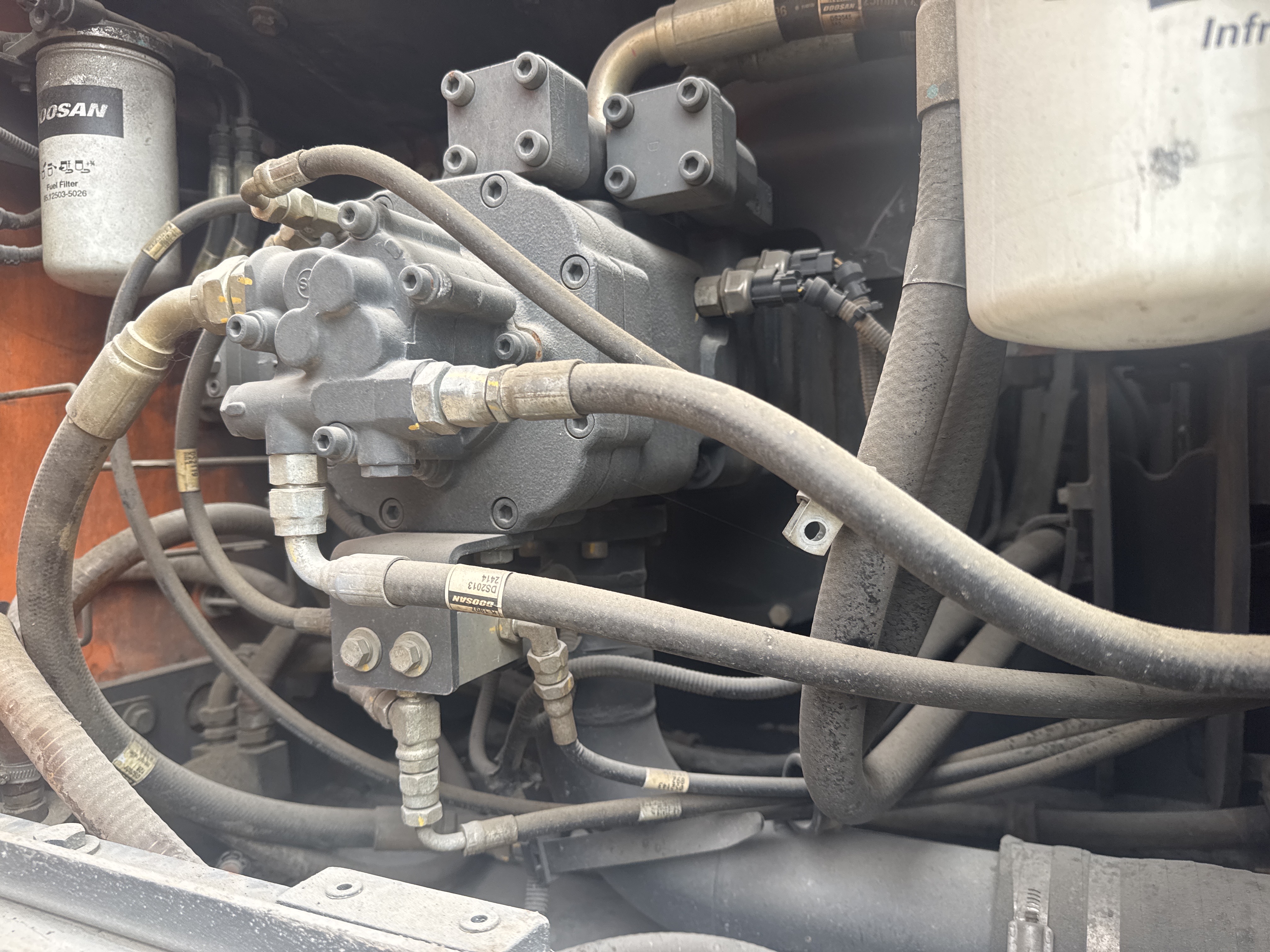 MDX-019-Doosan-DX225LC-5-Medium-excavators-inspection-Hydraulics-Hydraulic-pump-1