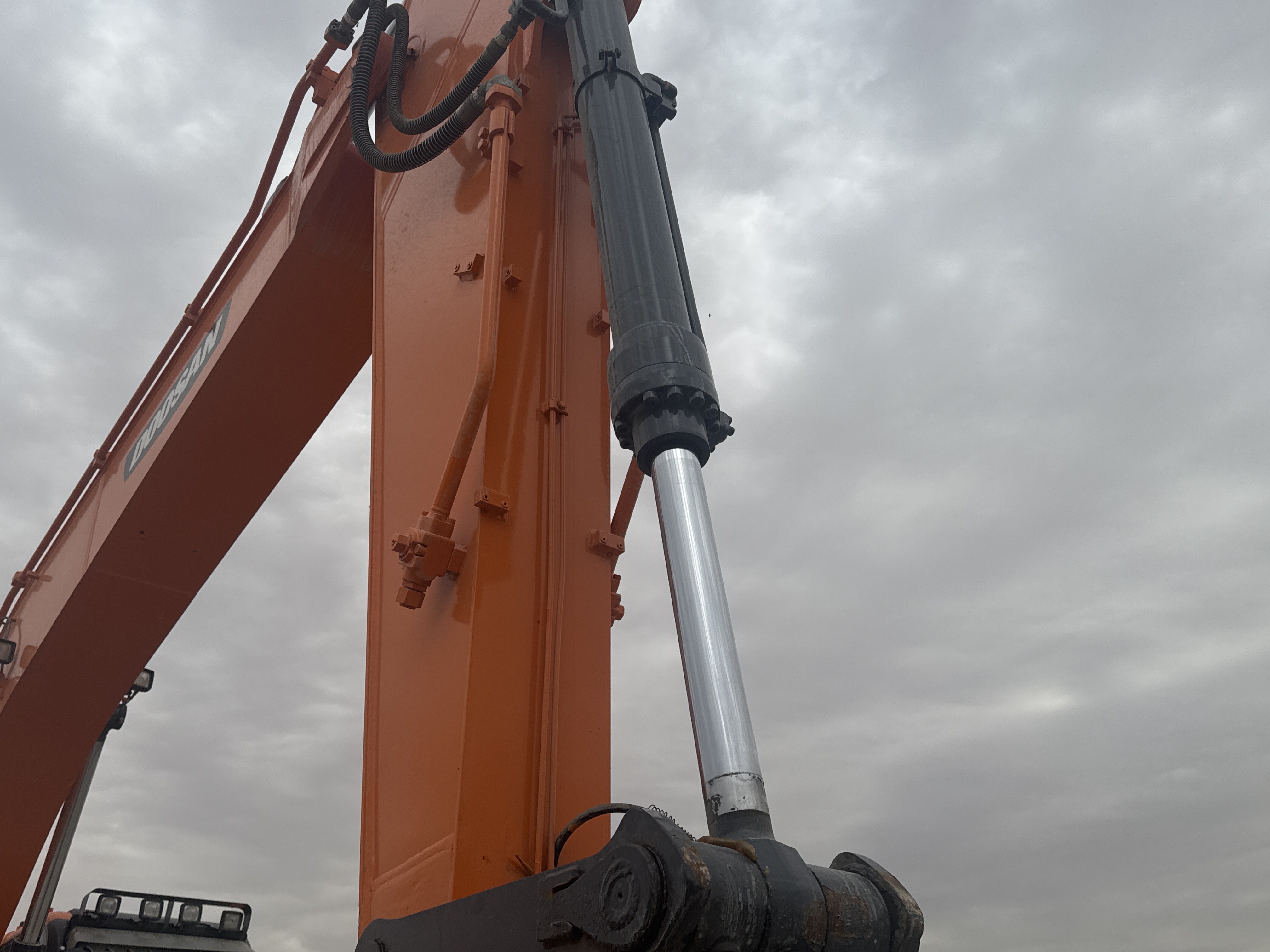 MDX-019-Doosan-DX225LC-5-Medium-excavators-inspection-Hydraulics-Bucket-cylinder-1