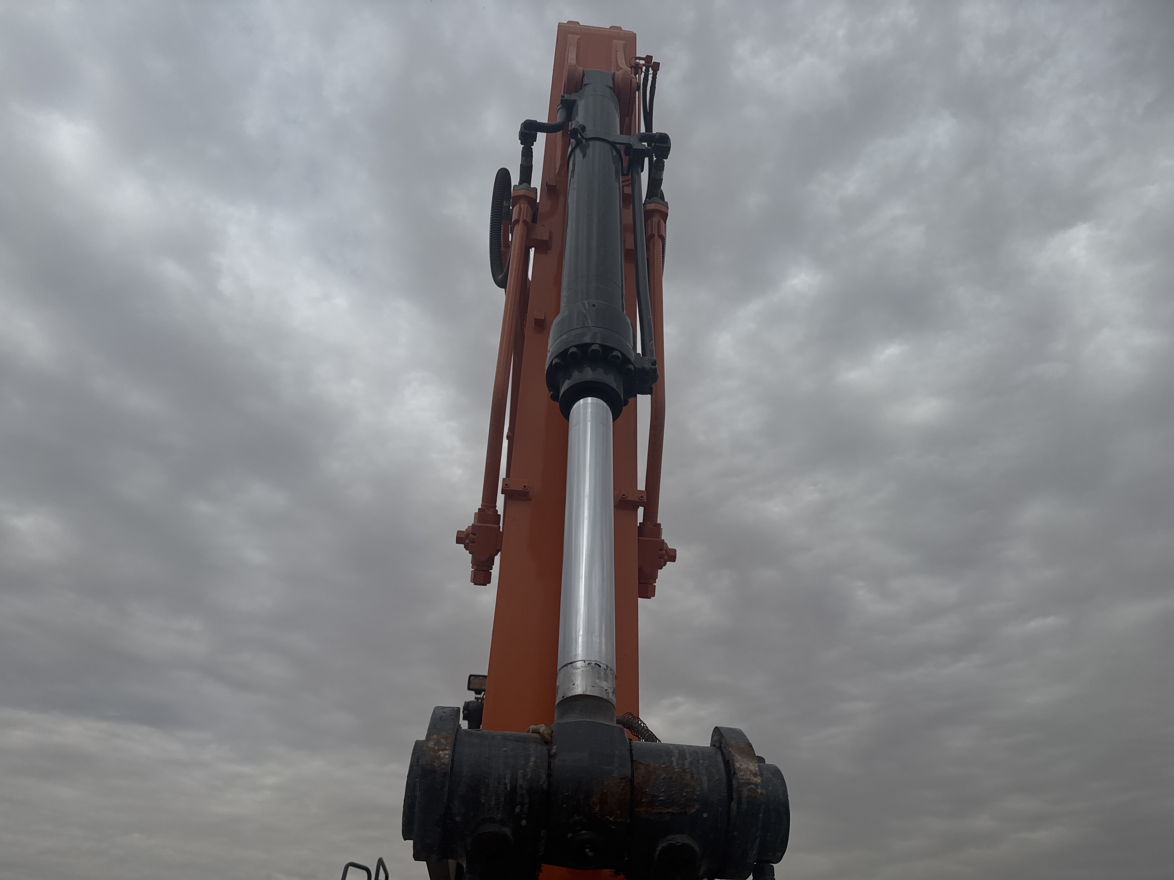 MDX-019-Doosan-DX225LC-5-Medium-excavators-inspection-Hydraulics-Bucket-cylinder-1
