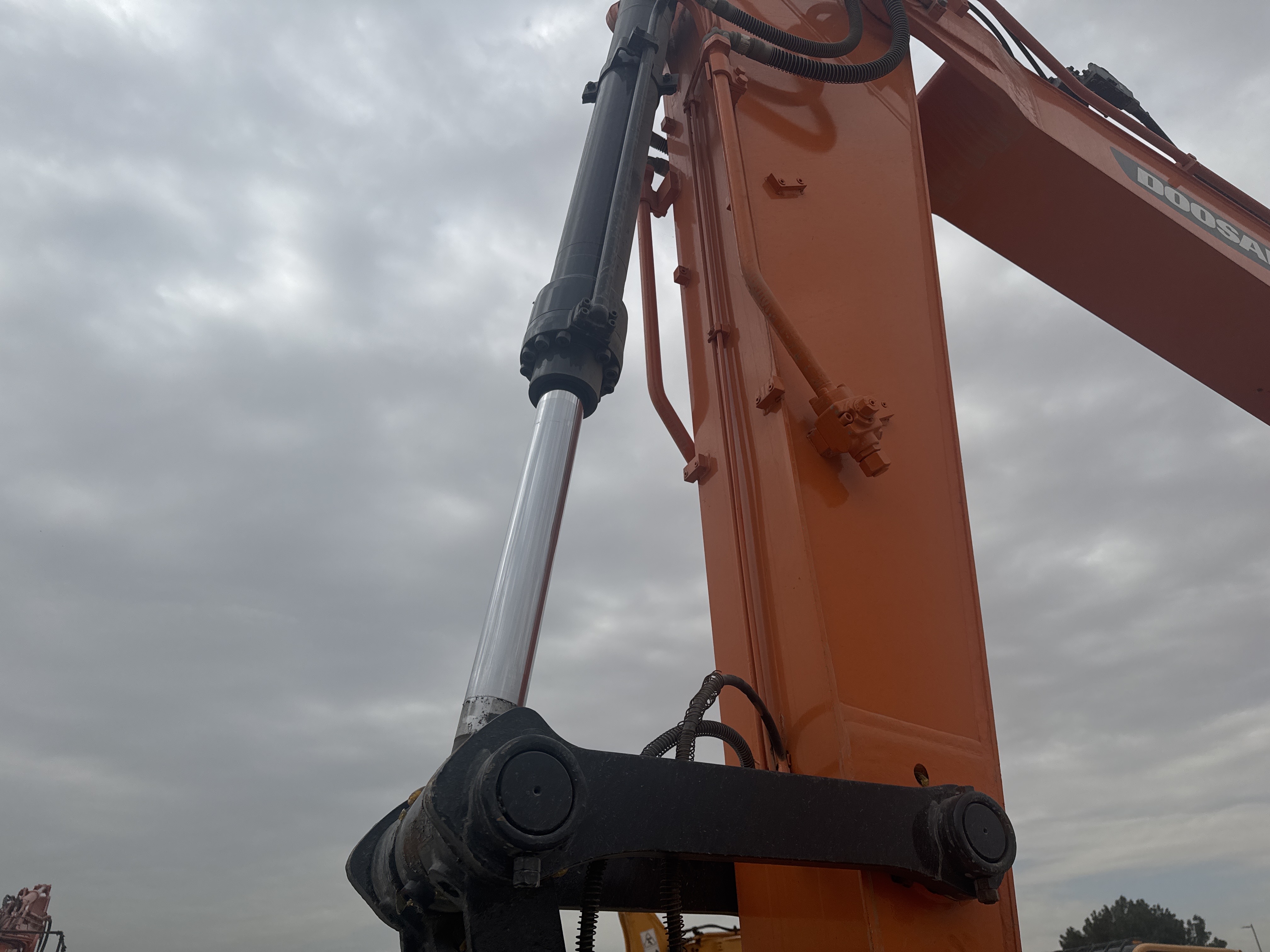 MDX-019-Doosan-DX225LC-5-Medium-excavators-inspection-Hydraulics-Bucket-cylinder-1