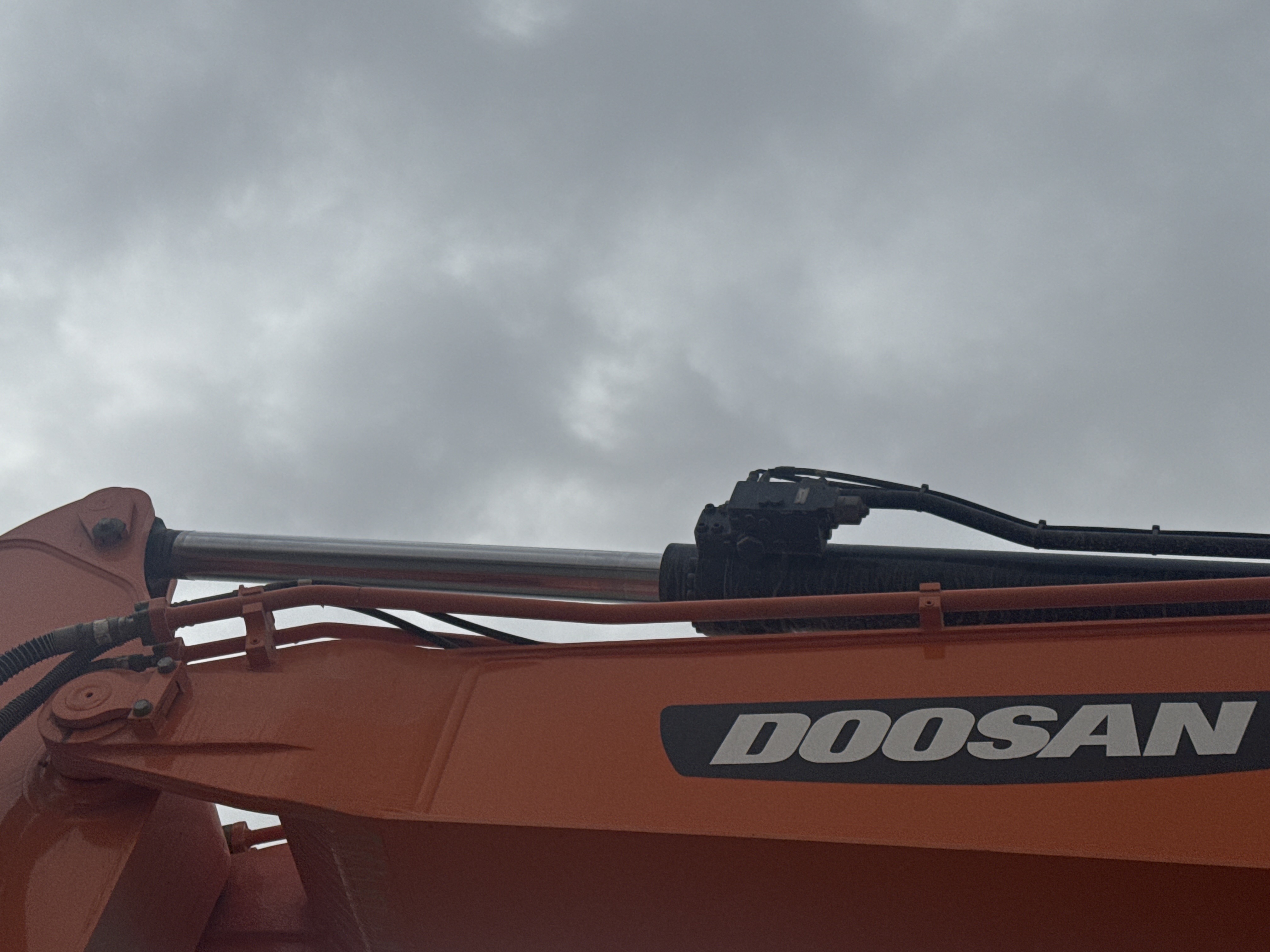 MDX-019-Doosan-DX225LC-5-Medium-excavators-inspection-Hydraulics-Stick-cylinder-1