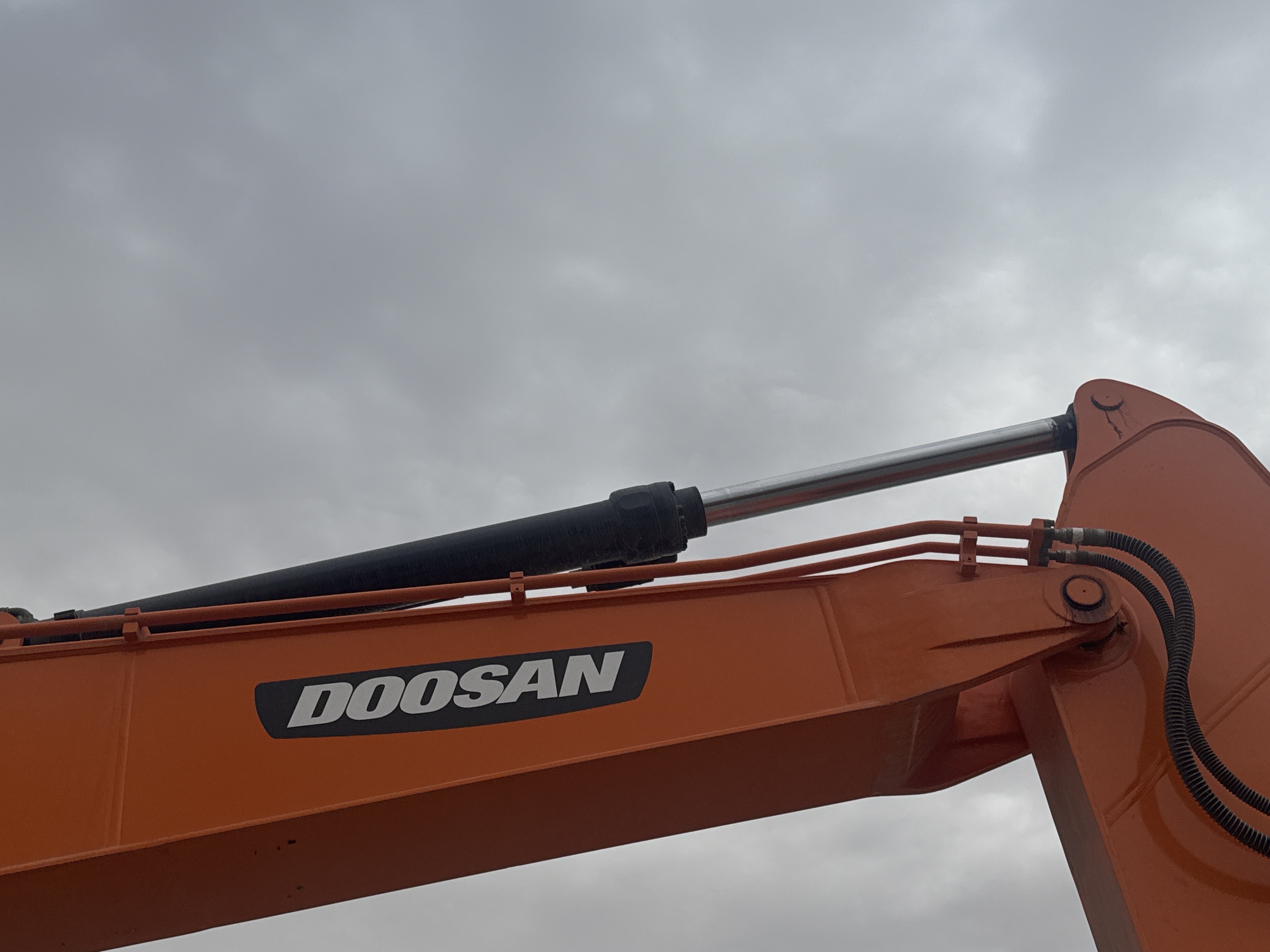 MDX-019-Doosan-DX225LC-5-Medium-excavators-inspection-Hydraulics-Stick-cylinder-1