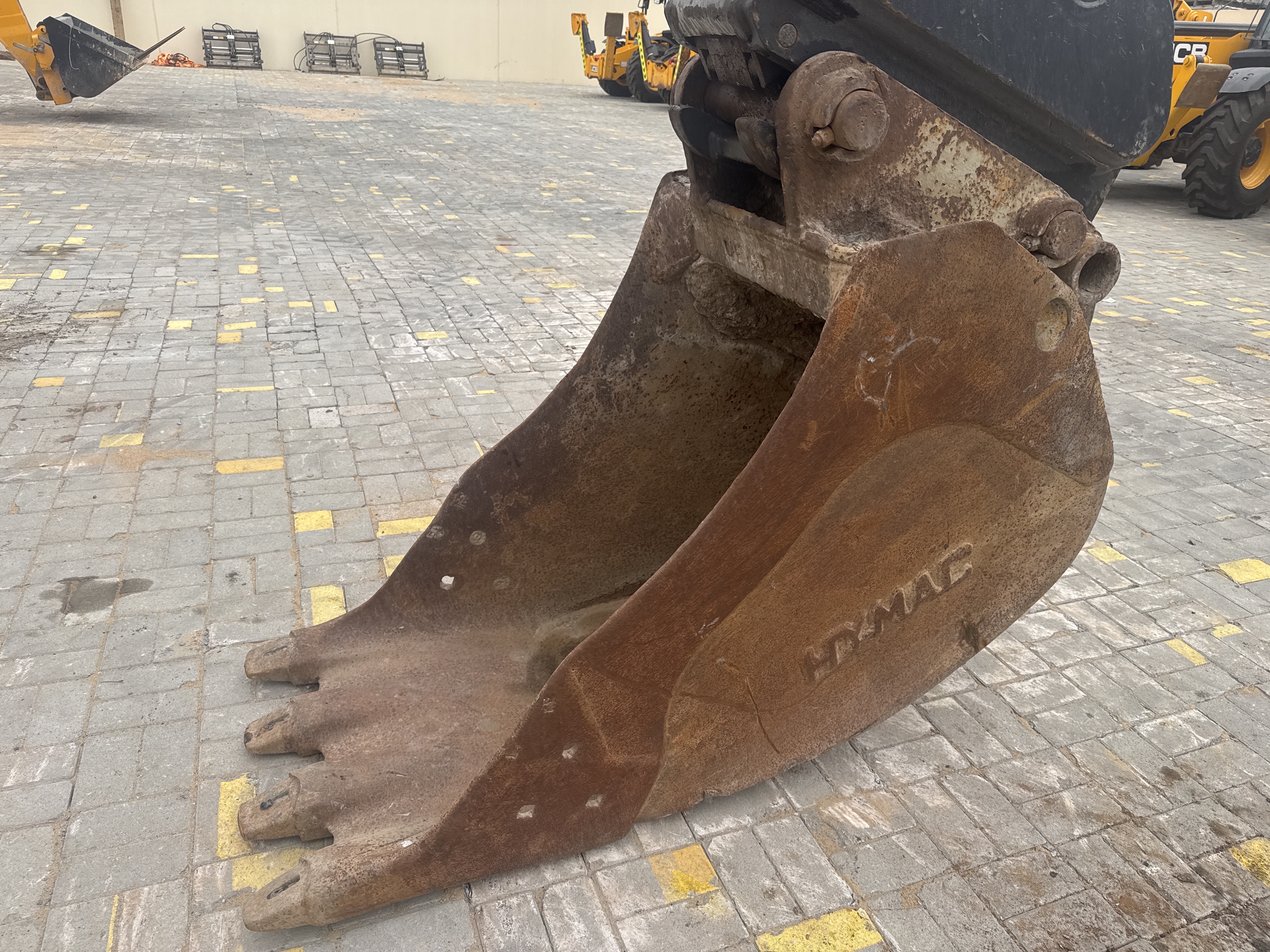 MDX-019-Doosan-DX225LC-5-Medium-excavators-inspection-Attachment-Excavator-bucket-1
