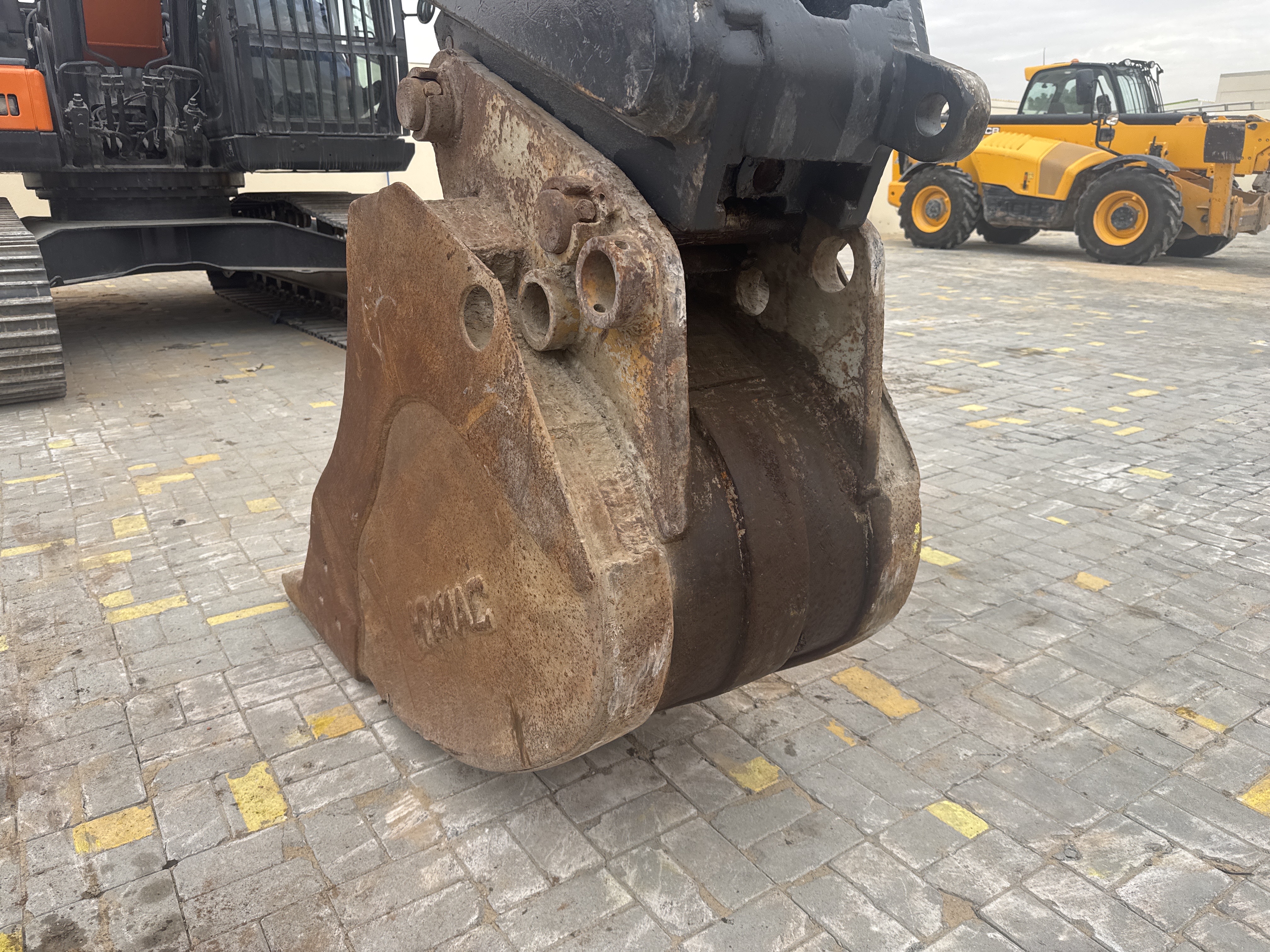 MDX-019-Doosan-DX225LC-5-Medium-excavators-inspection-Attachment-Excavator-bucket-1