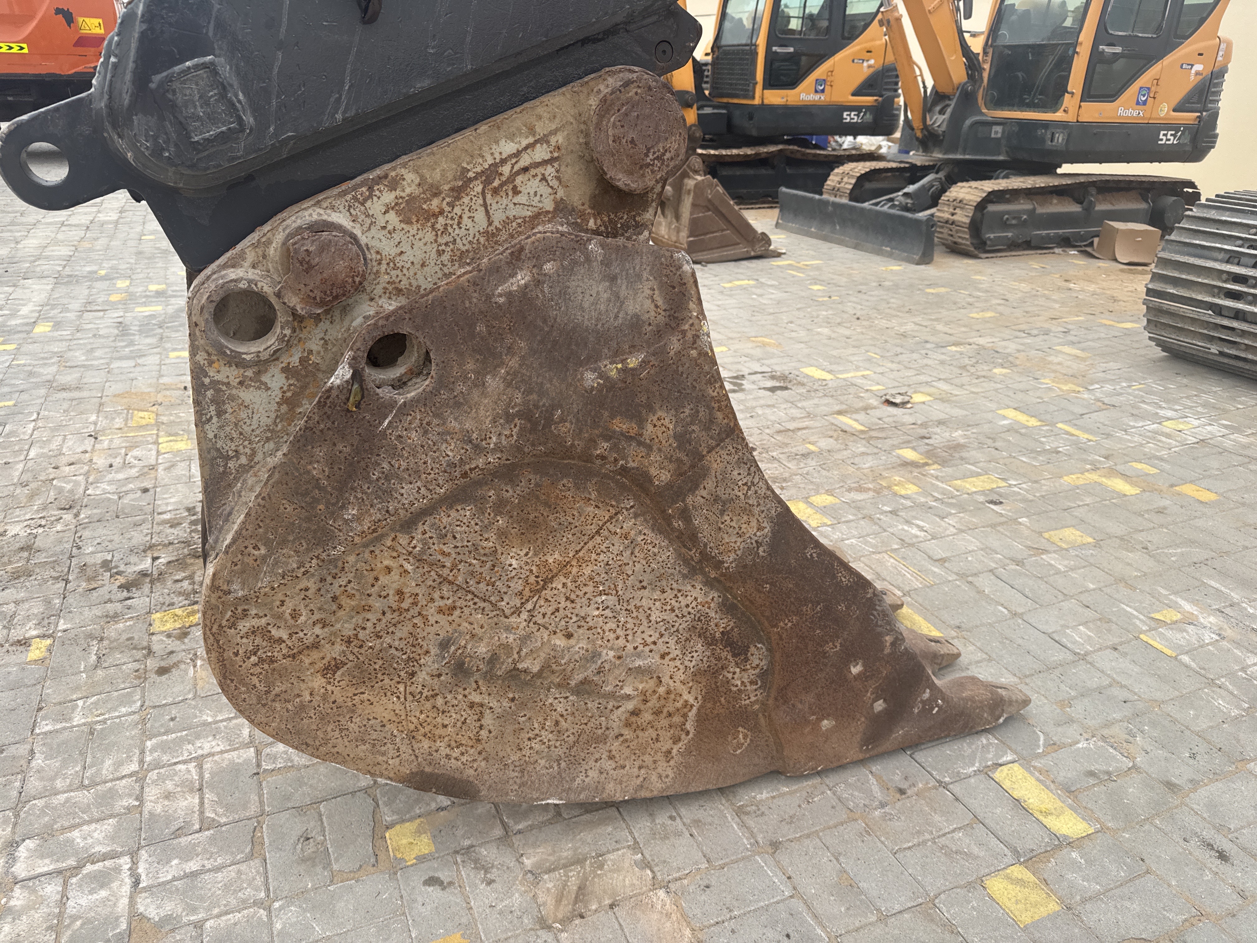 MDX-019-Doosan-DX225LC-5-Medium-excavators-inspection-Attachment-Excavator-bucket-1