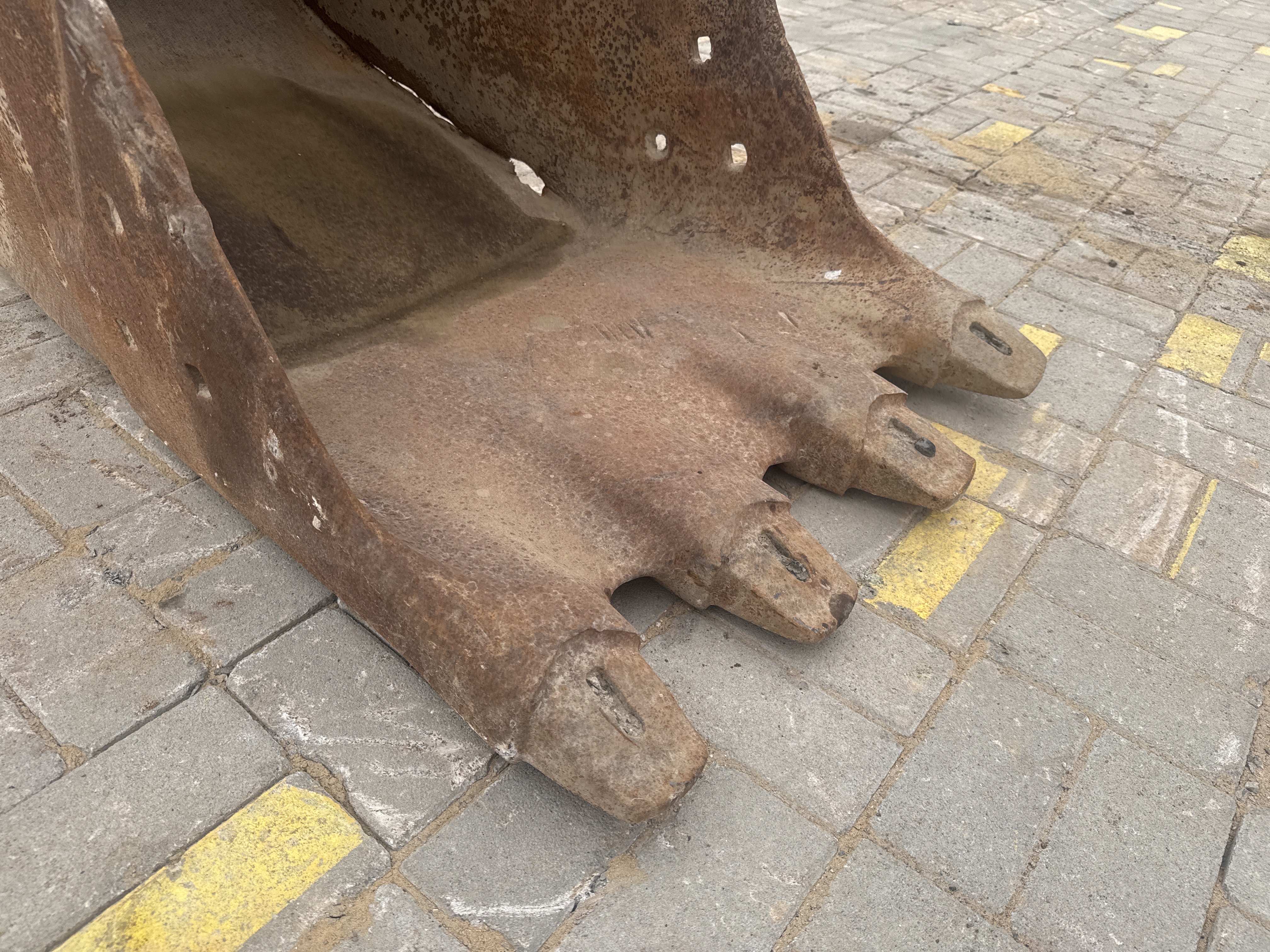 MDX-019-Doosan-DX225LC-5-Medium-excavators-inspection-Attachment-Excavator-bucket-teeth-condition-1