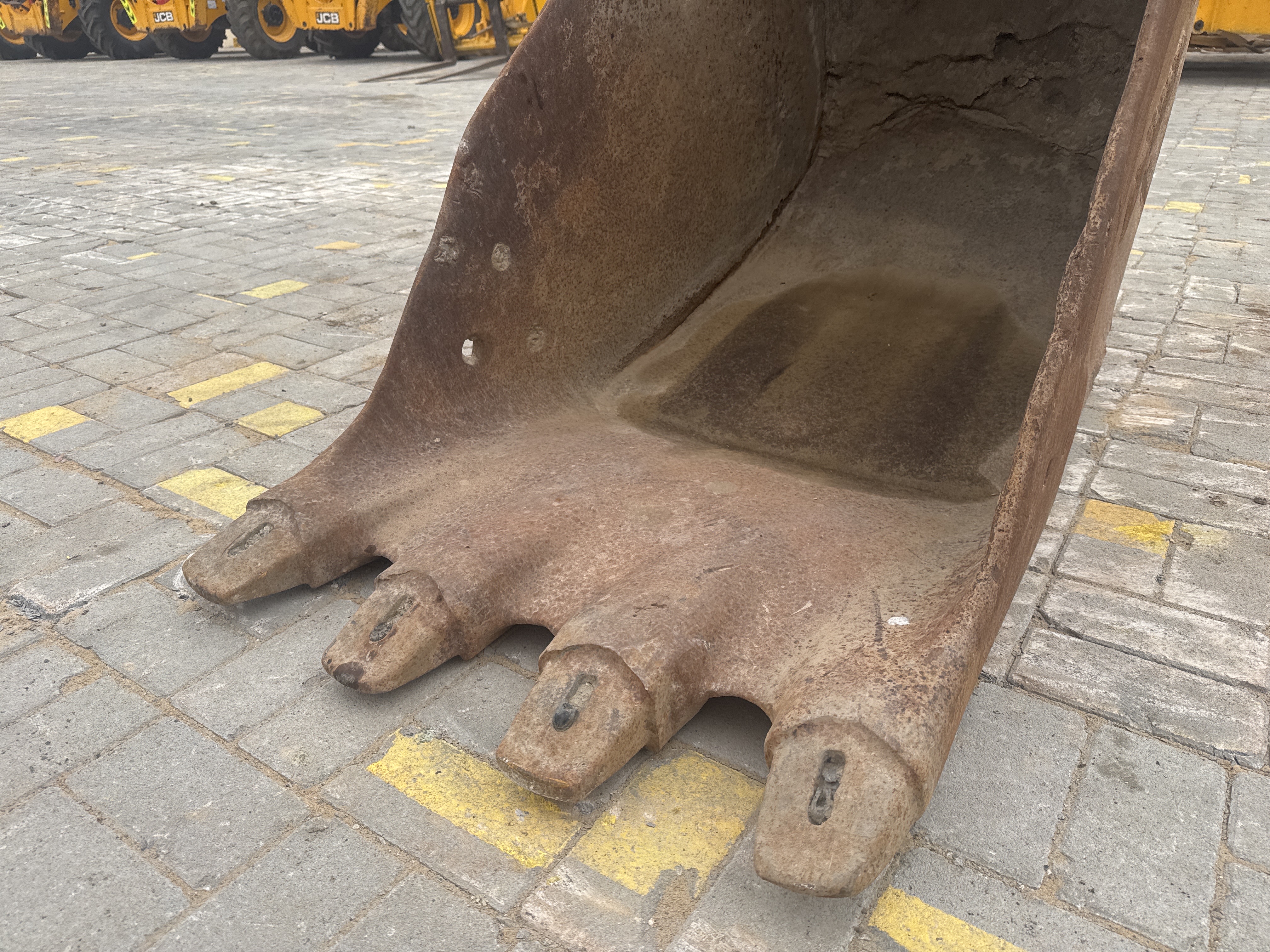 MDX-019-Doosan-DX225LC-5-Medium-excavators-inspection-Attachment-Excavator-bucket-teeth-condition-1