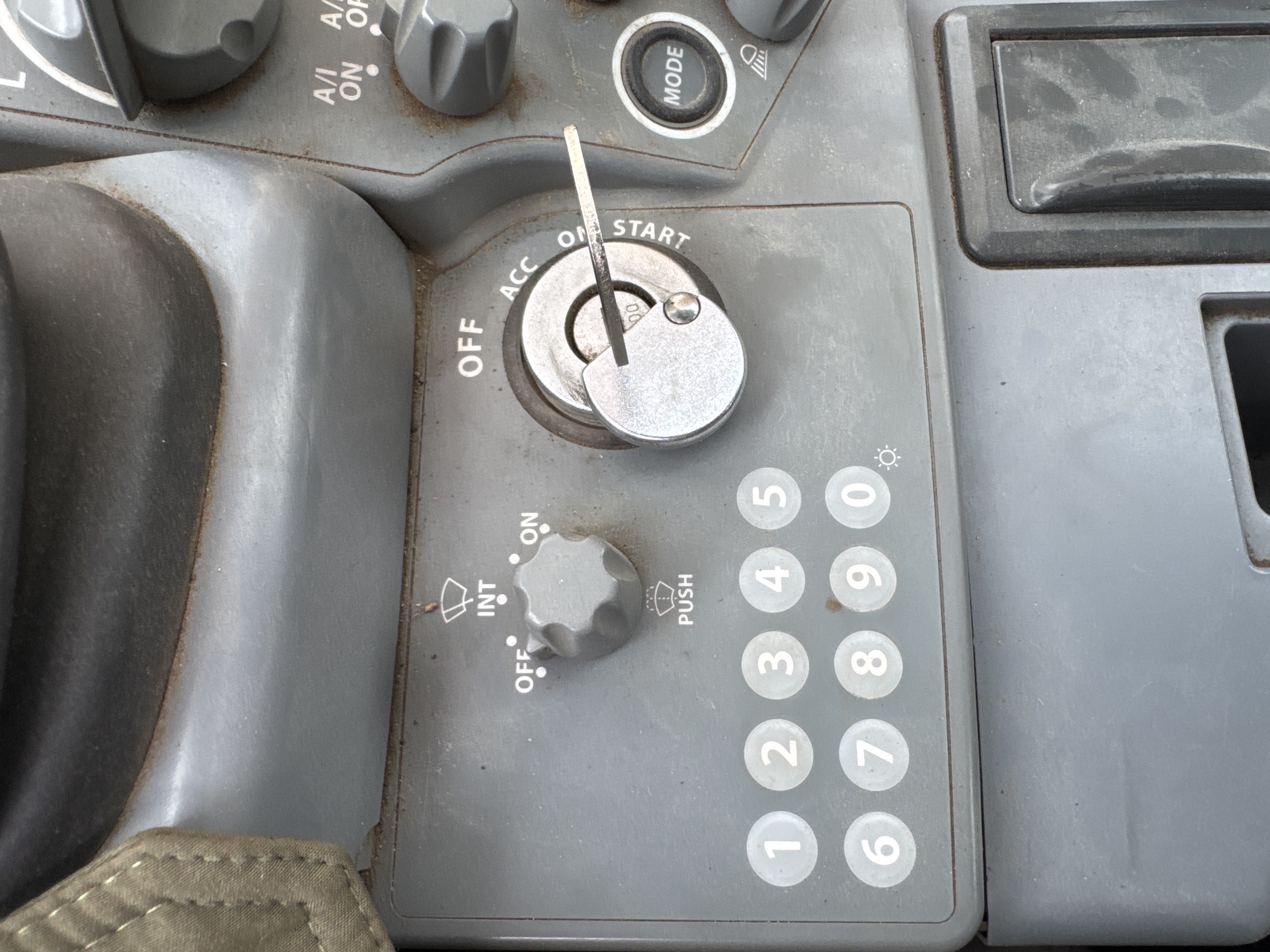 MDX-018-Hitachi-ZX225USRLC-6-Medium-excavators-inspection-Cabin-Electronic-instrument-board-1