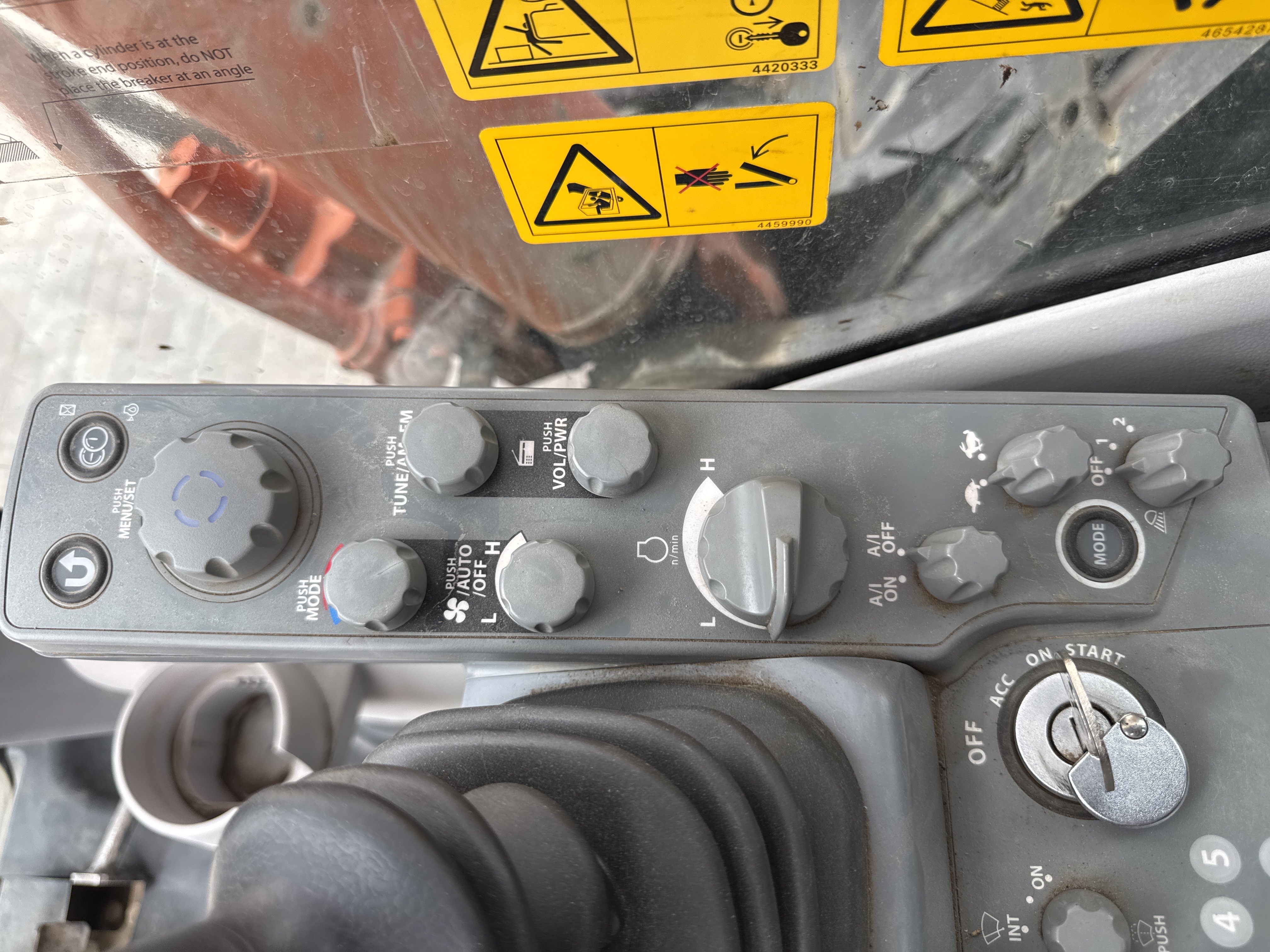 MDX-018-Hitachi-ZX225USRLC-6-Medium-excavators-inspection-Cabin-Electronic-instrument-board-1